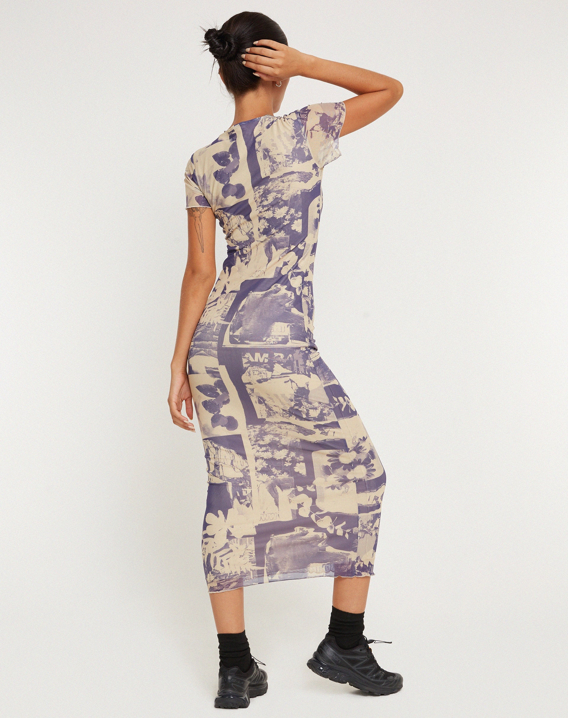 Immagine di Roska - Vestito midi in rete stampata con collage floreale in viola ombra