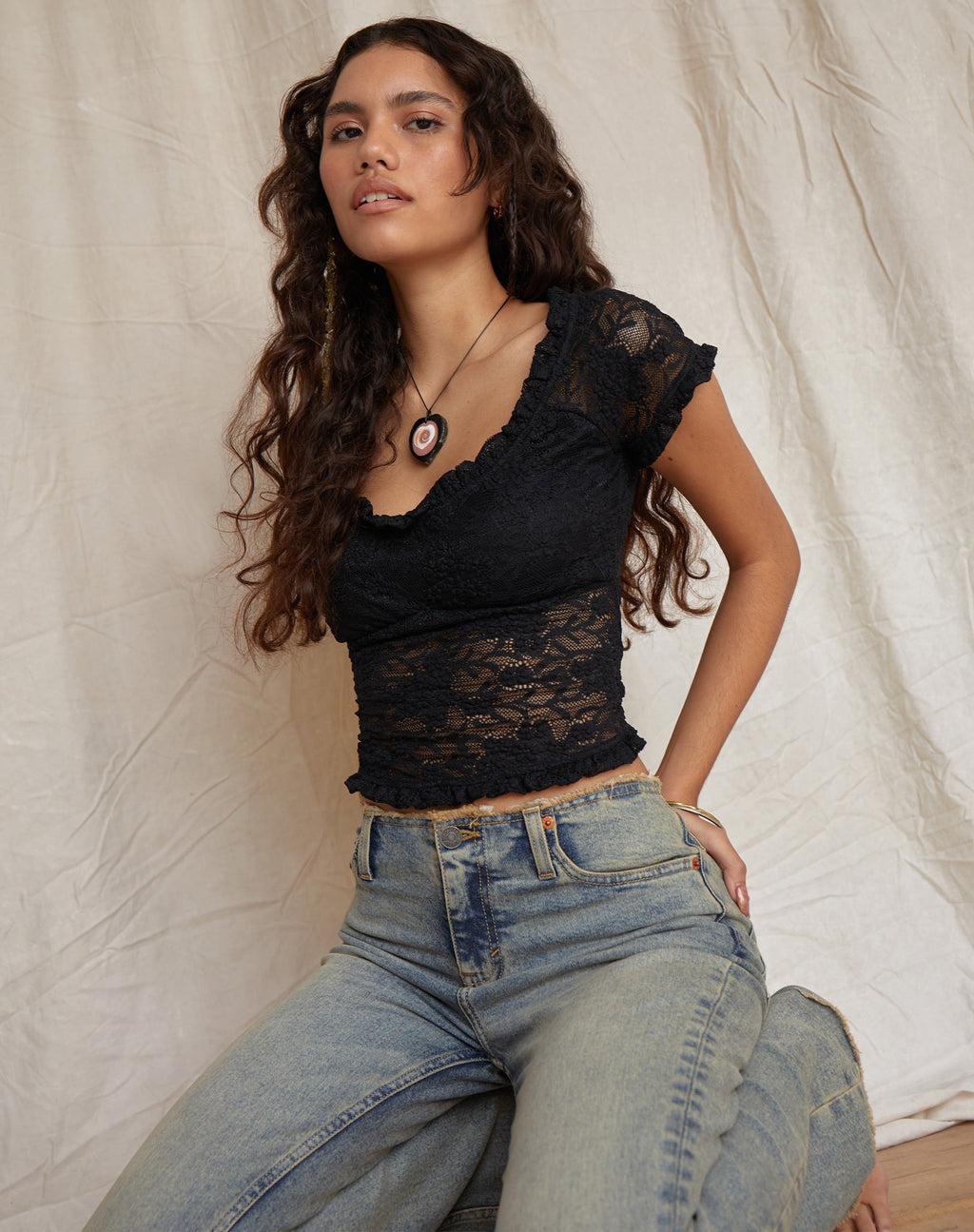 Top Rufte in pizzo nero