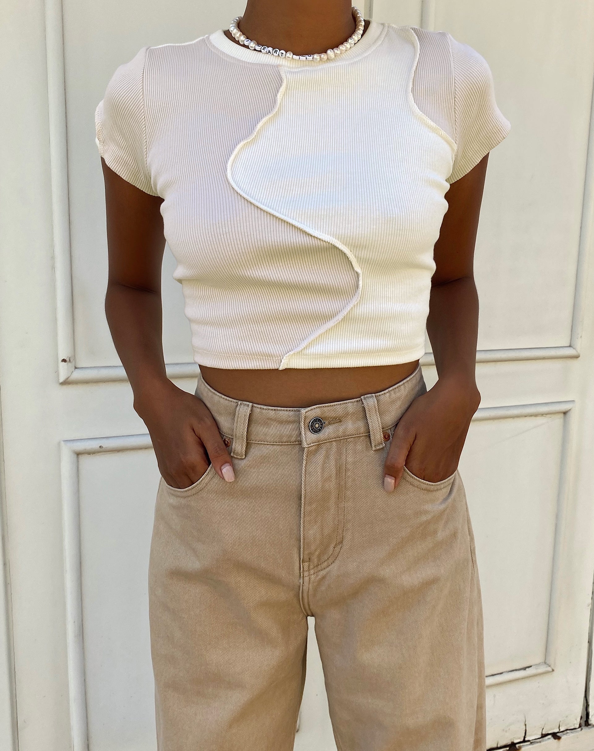 Immagine di Motel X Barbara Kristoffersen Ruta Crop Top a pannelli in avorio e bianco invernale