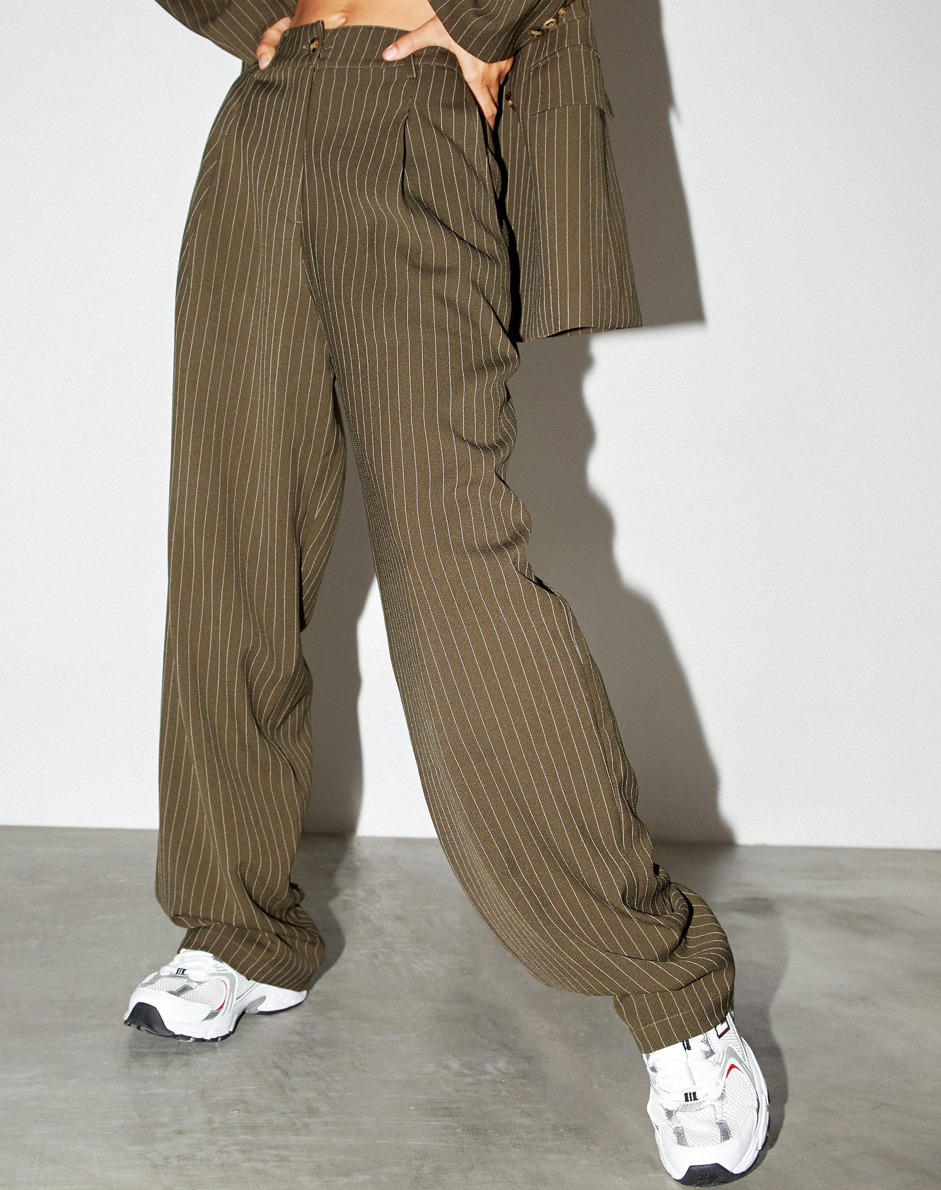 Immagine dei pantaloni Sakila in gessato kaki