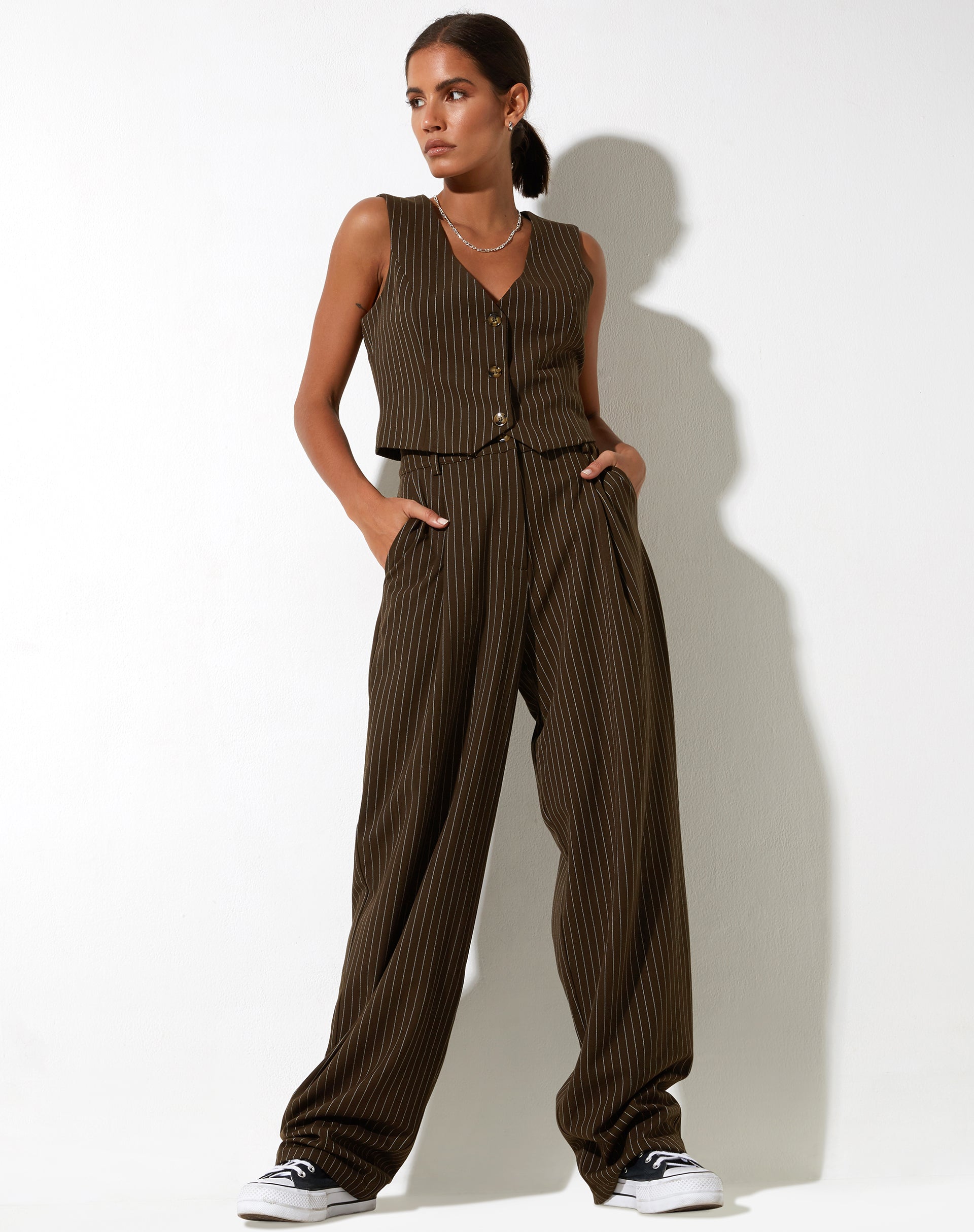 immagine dei pantaloni Sakila in gessato marrone