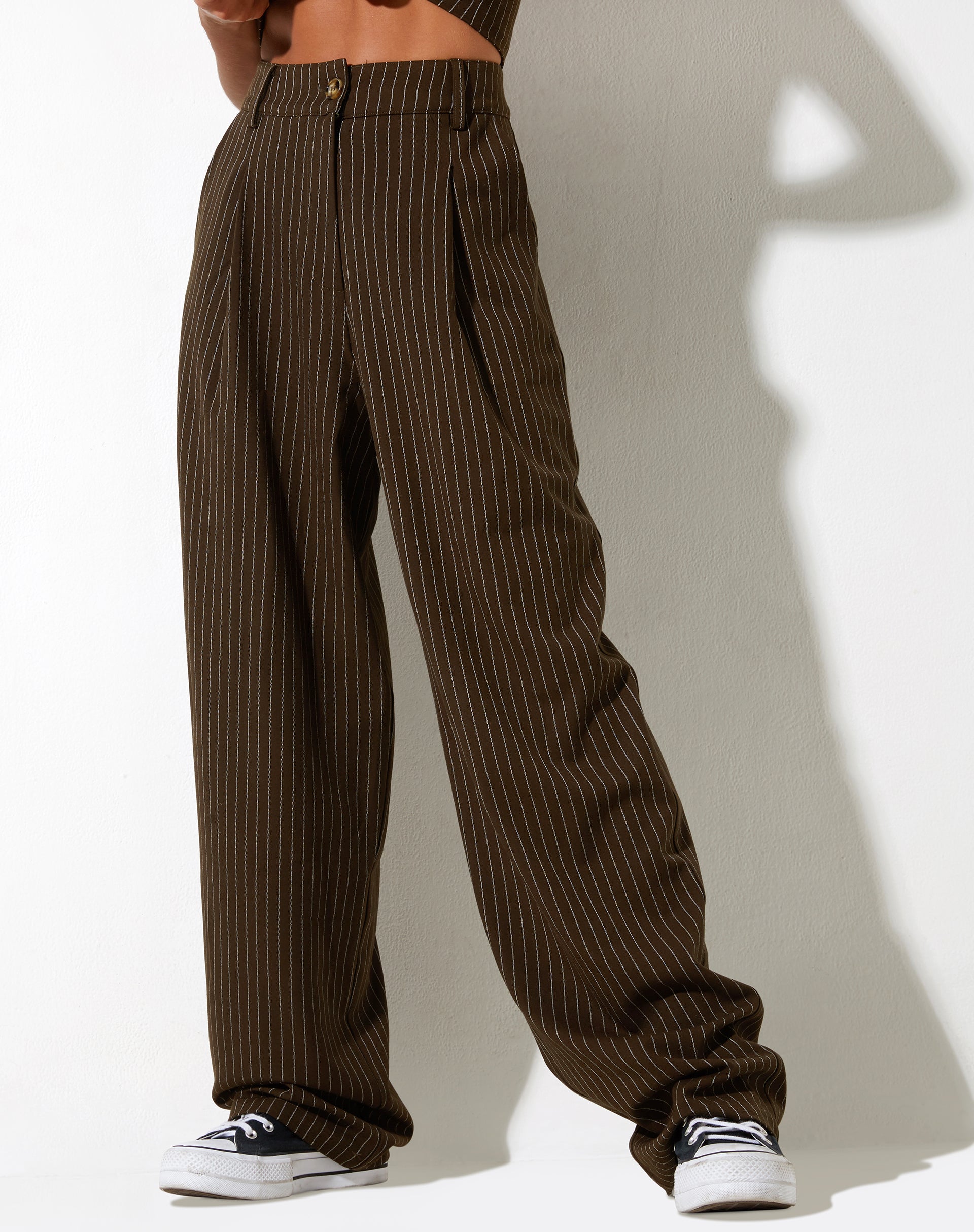 immagine dei pantaloni Sakila in gessato marrone