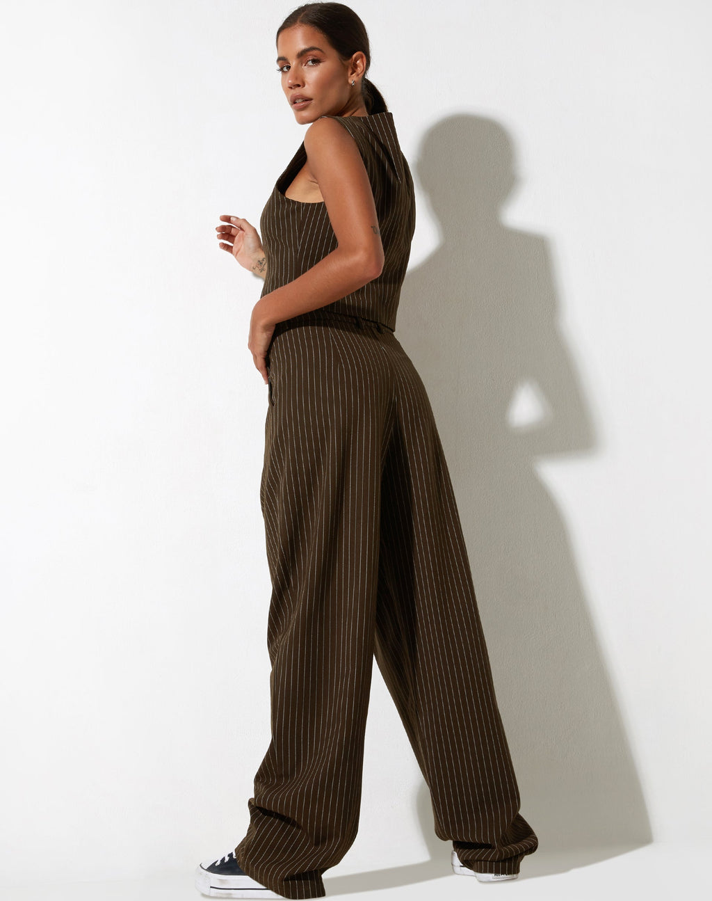 Pantaloni Sakila in gessato marrone