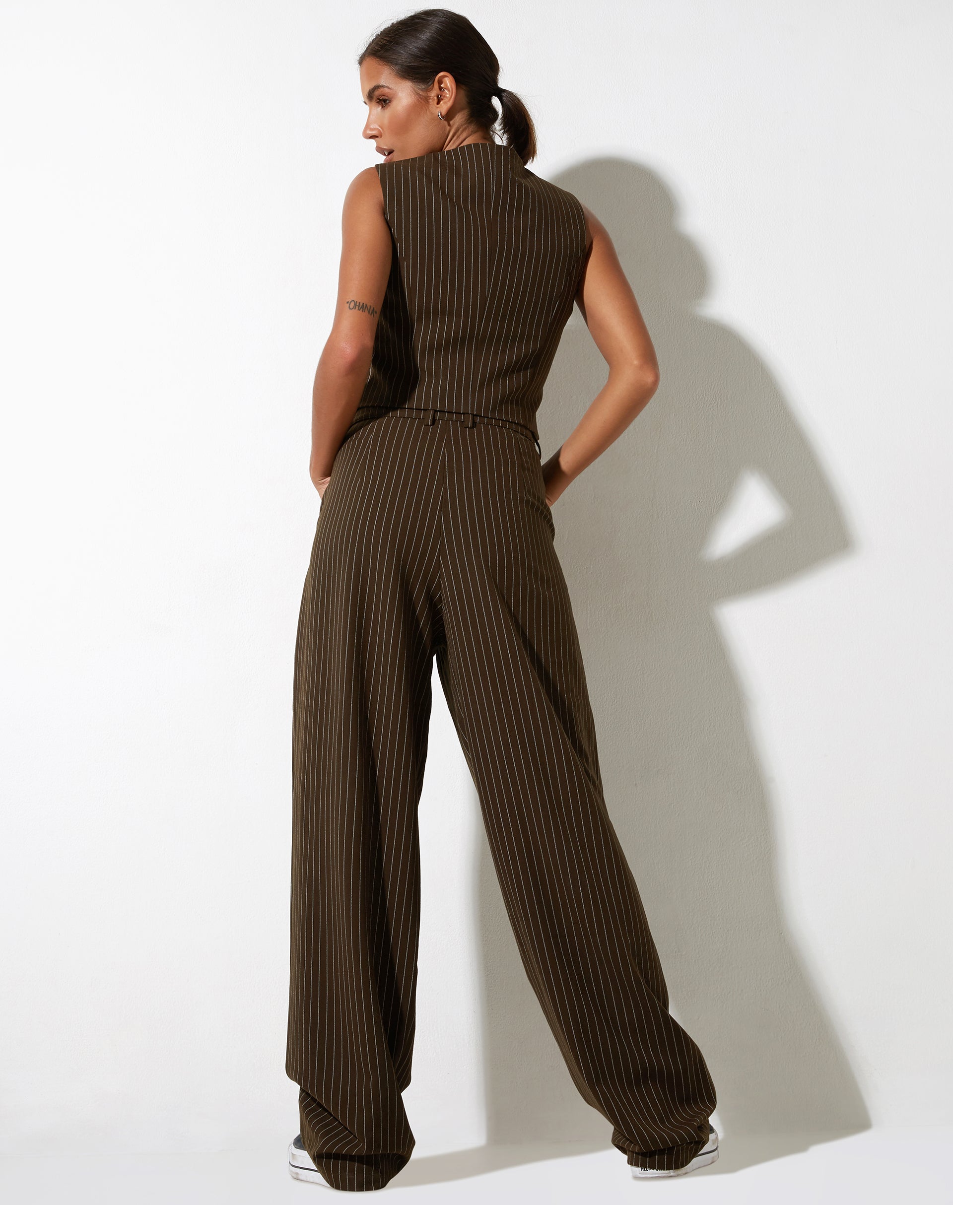 immagine dei pantaloni Sakila in gessato marrone