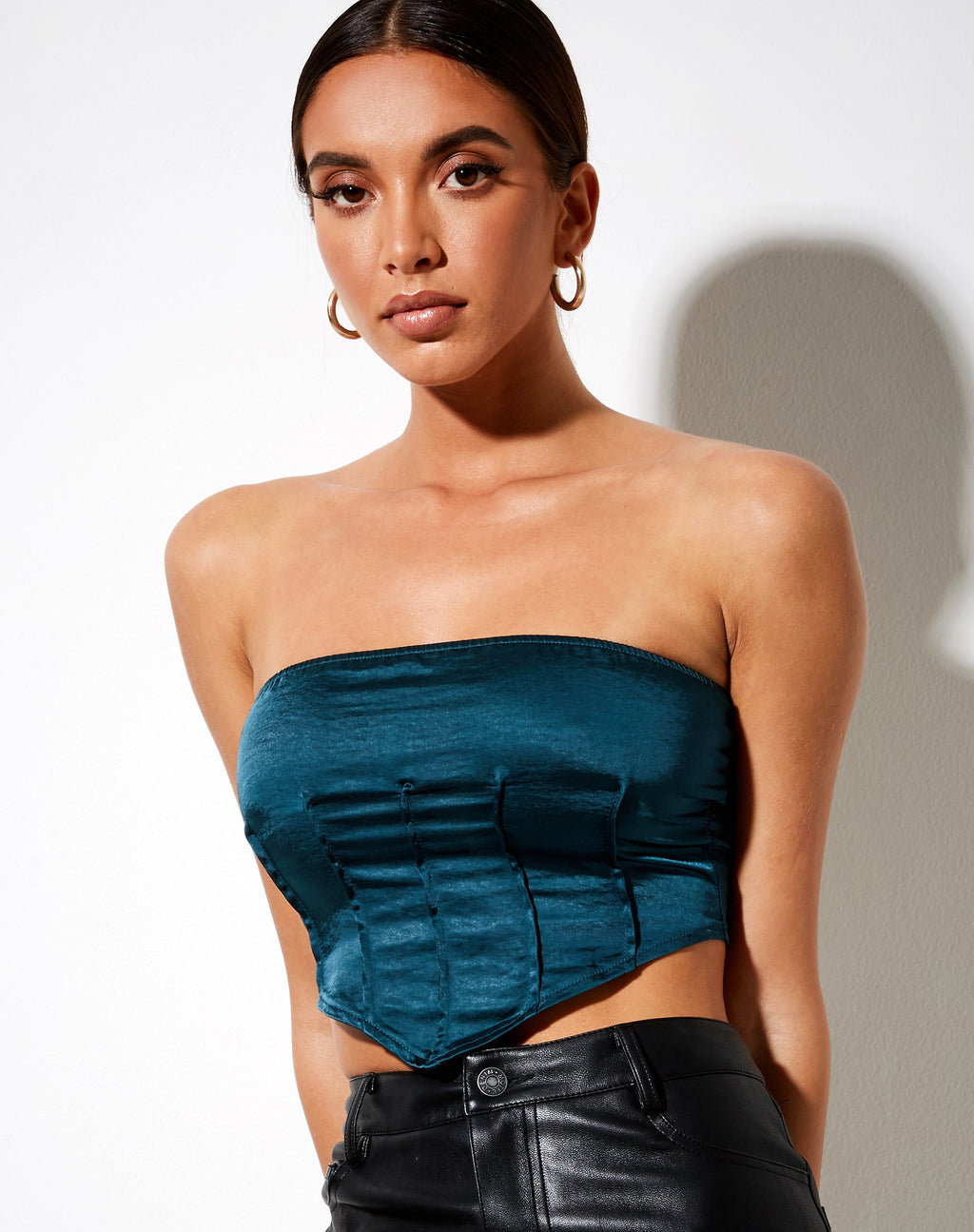 Top a fascia Sanja in raso verde acqua