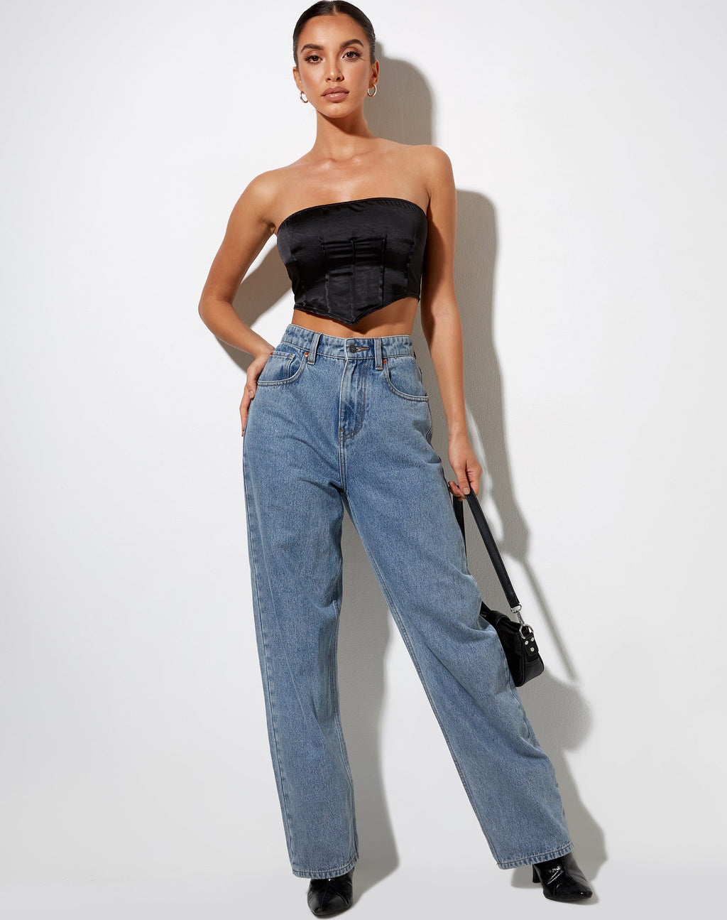 Top a fascia Sanja in satin nero
