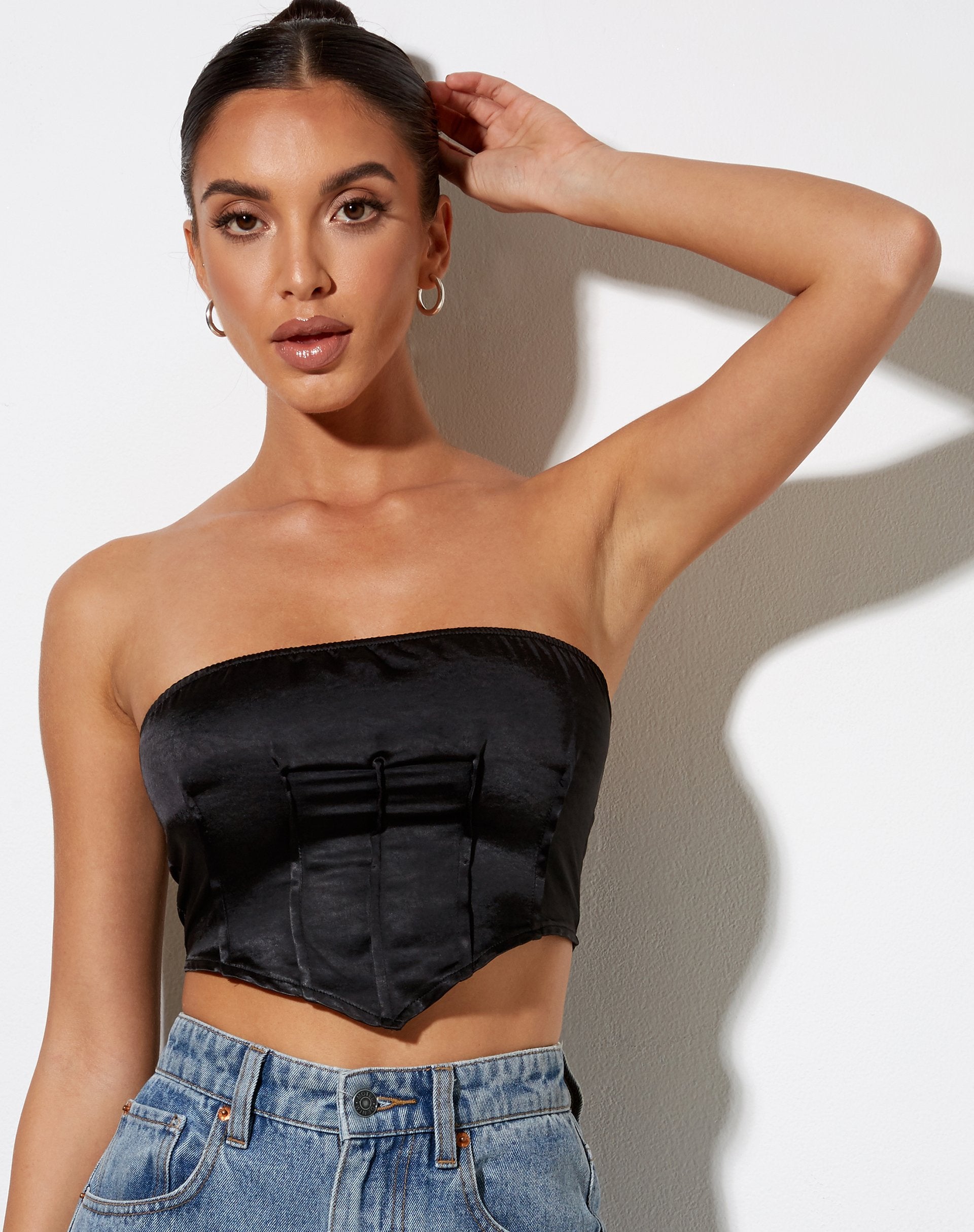Immagine di Sanja Top a fascia in satin nero