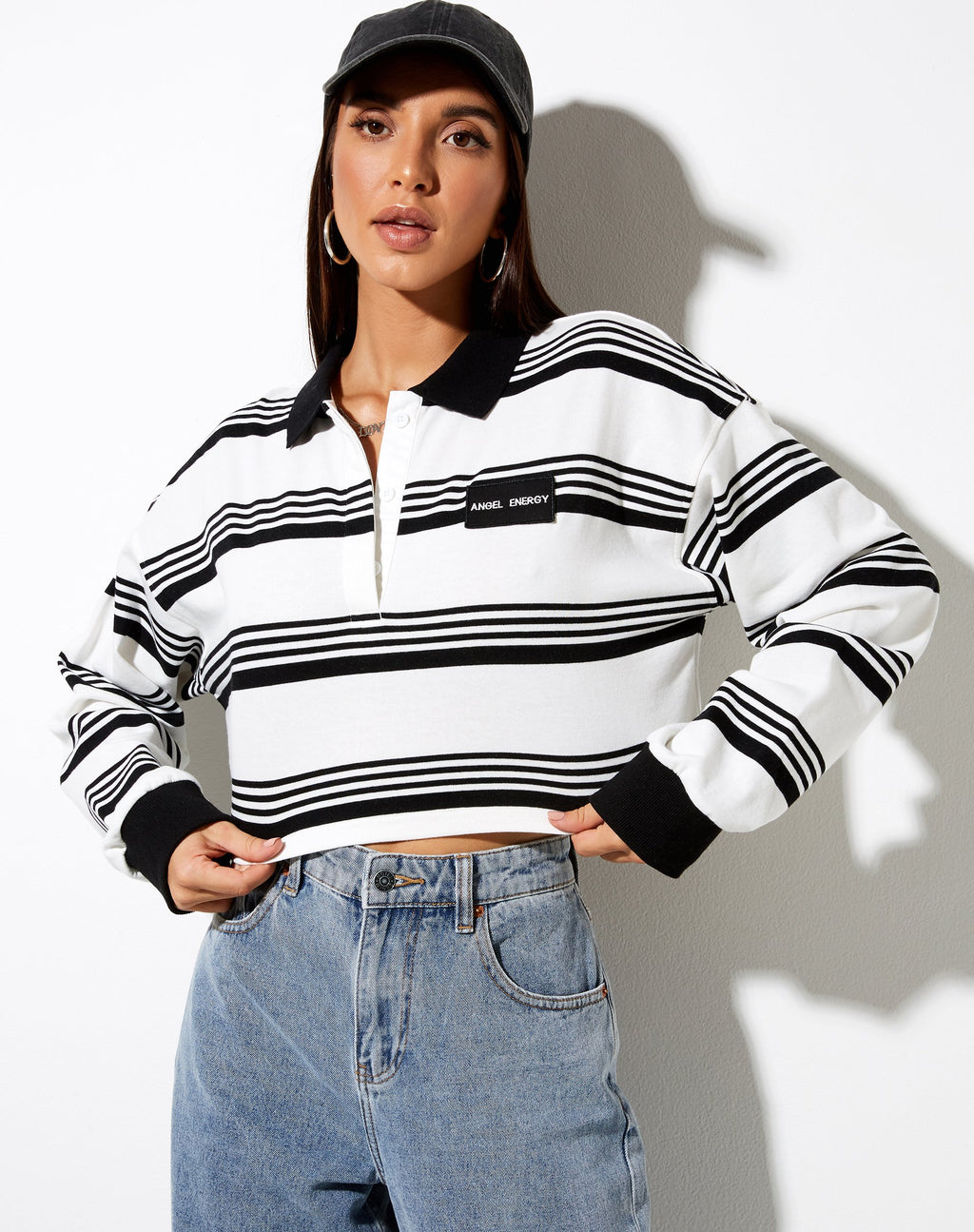Saria Crop Top a righe nere con etichetta "Angel Energy
