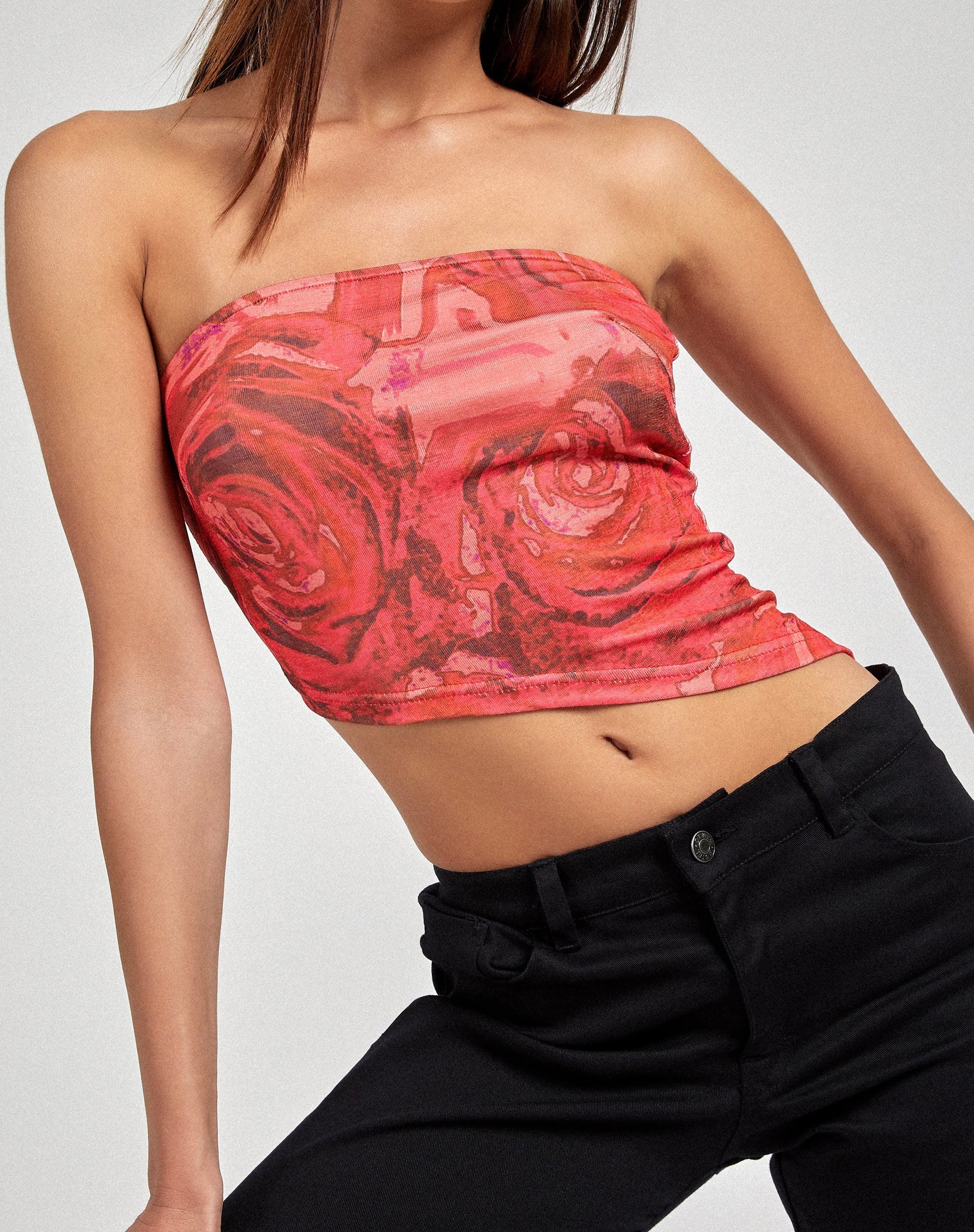 Top a fascia Sayunda in rosso petalo di rosa