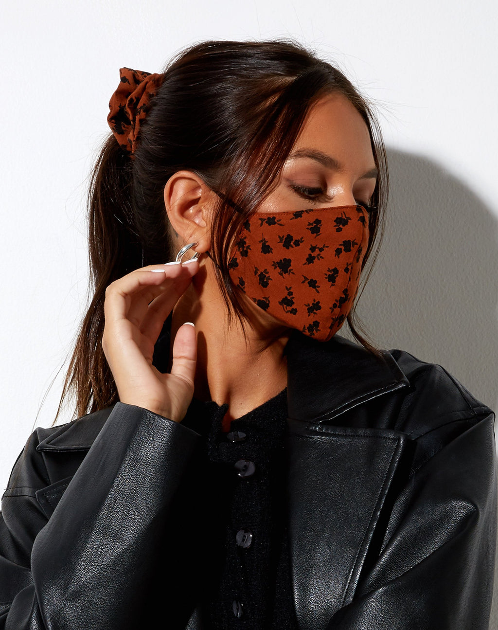 Maschera viso in Dainty Daisy Bombay Brown