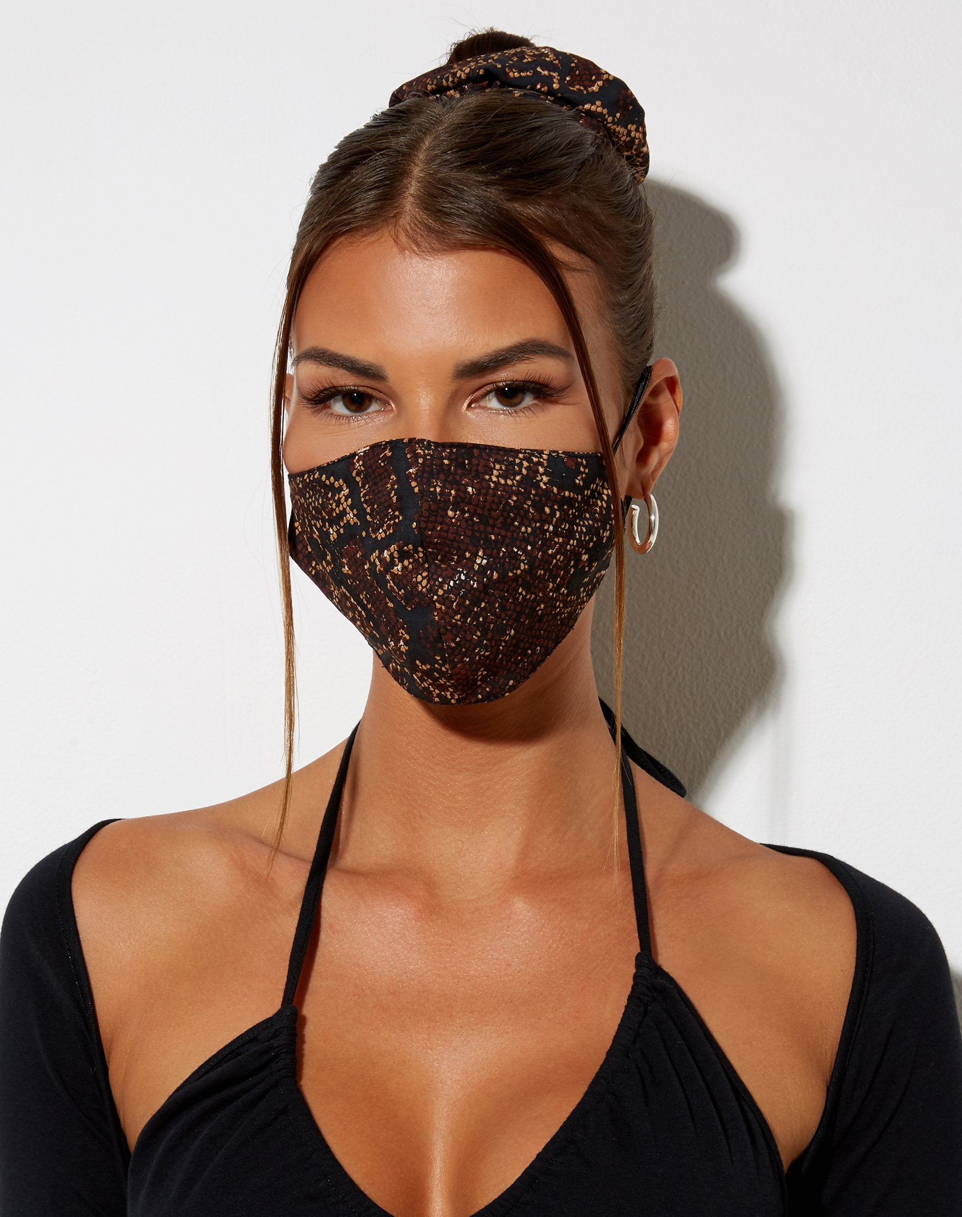 Immagine della maschera per il viso in marrone scuro Boa