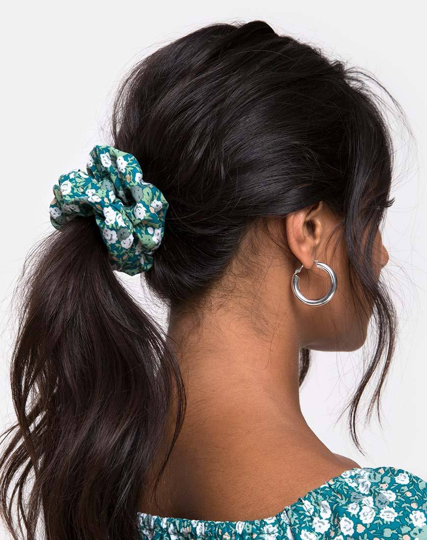 Scrunchie in verde campo floreale