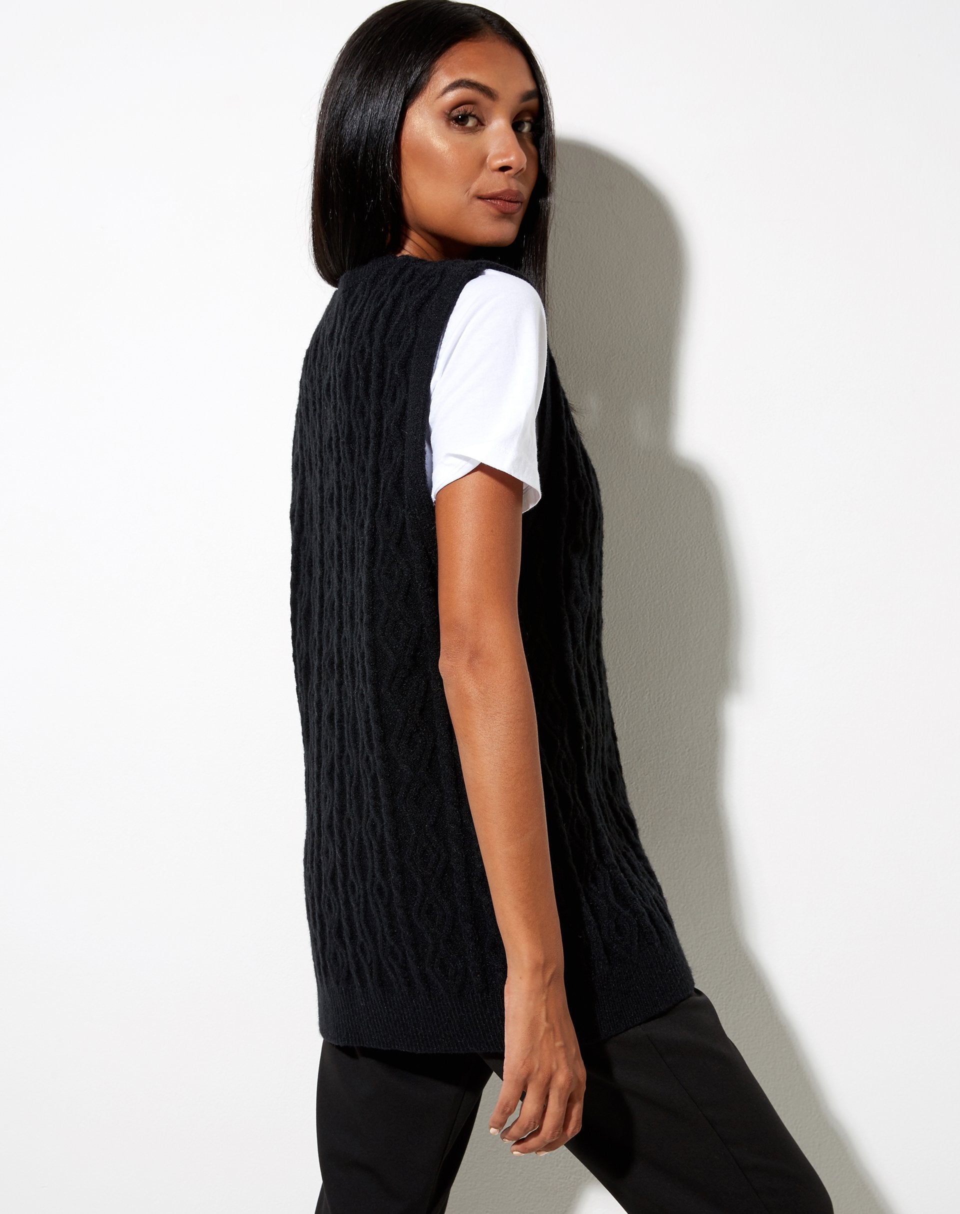 Immagine di Selvi Cardi in maglia nera
