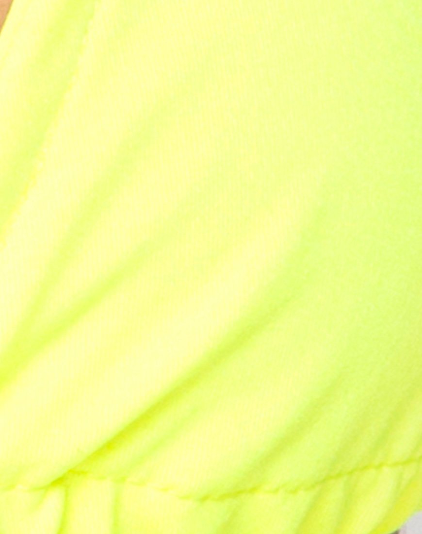 Immagine di Gwen Bralet in giallo neon
