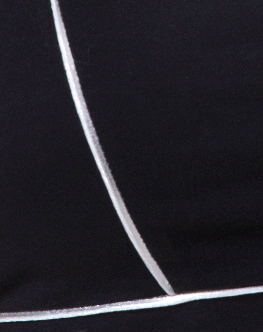 Immagine di Shano Crop Top in nero con profili bianchi