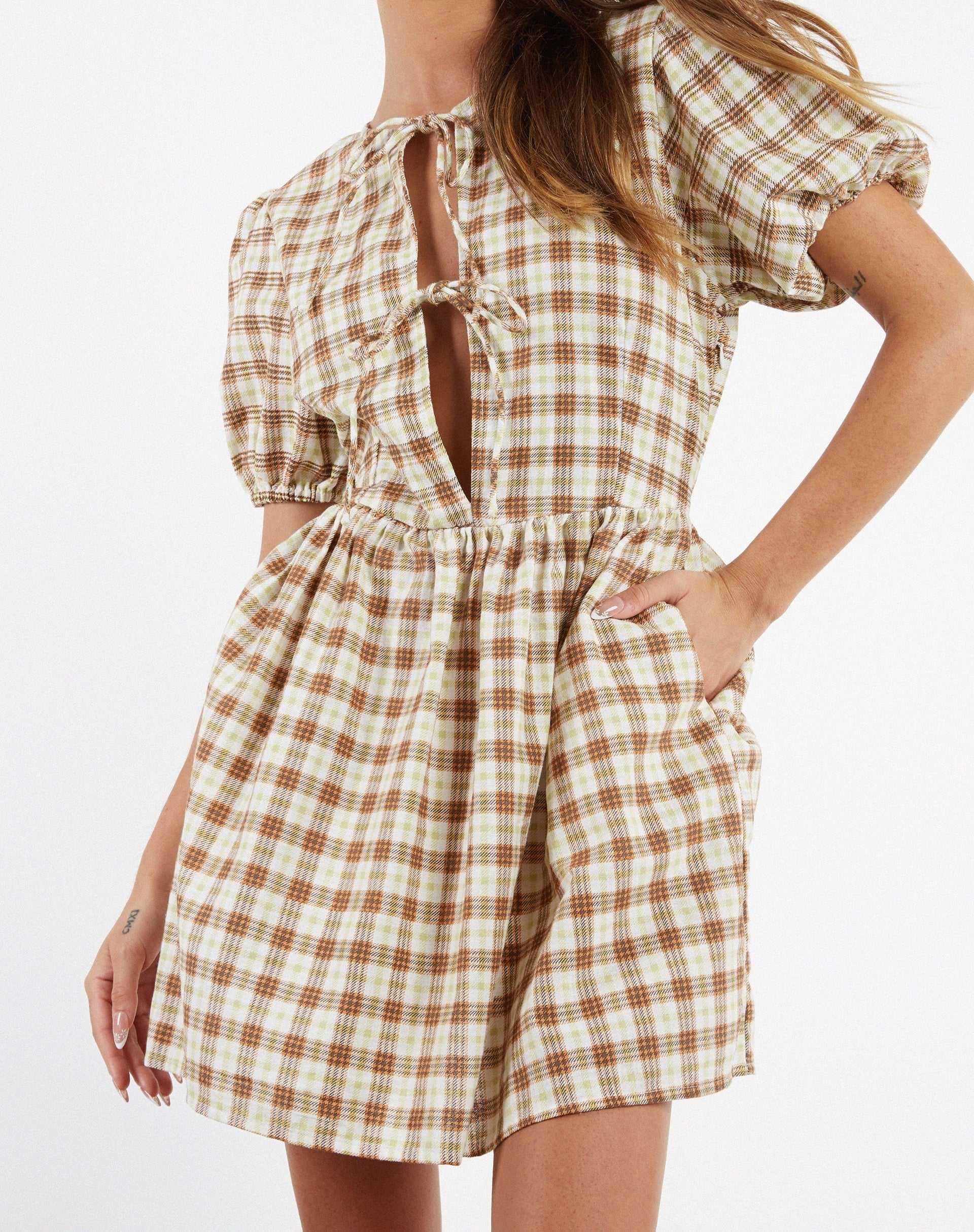 Immagine di MOTEL X JACQUIE Shirley Mini Dress in Giallo Marrone Check
