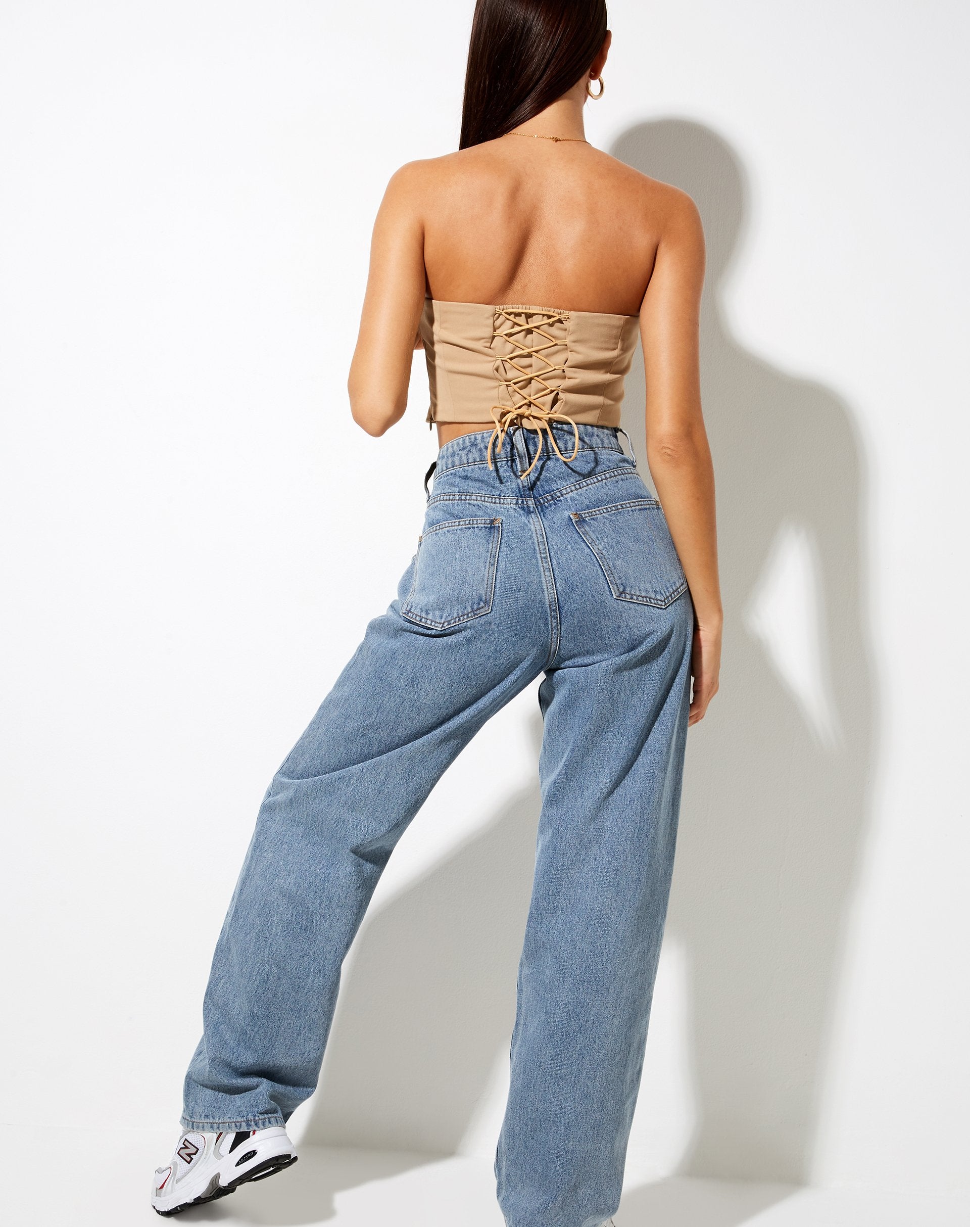 Immagine di Shoki Bandeau Top in Almond