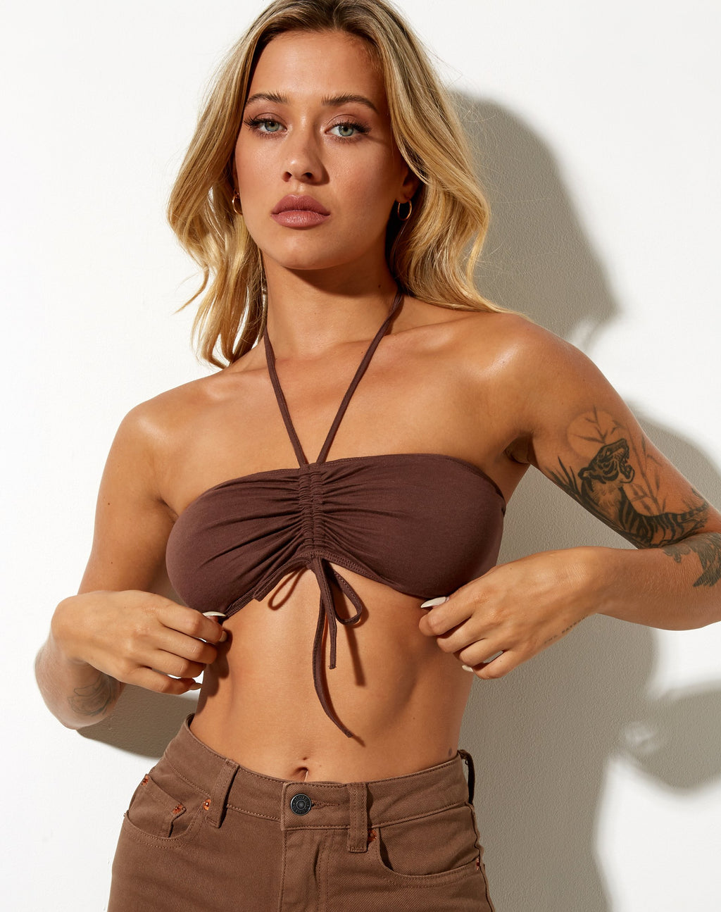 Crop Top Shuji in lycra color mogano profondo