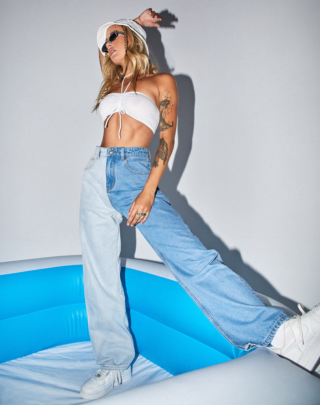 Jeans paralleli metà e metà in denim chiaro e candeggiato