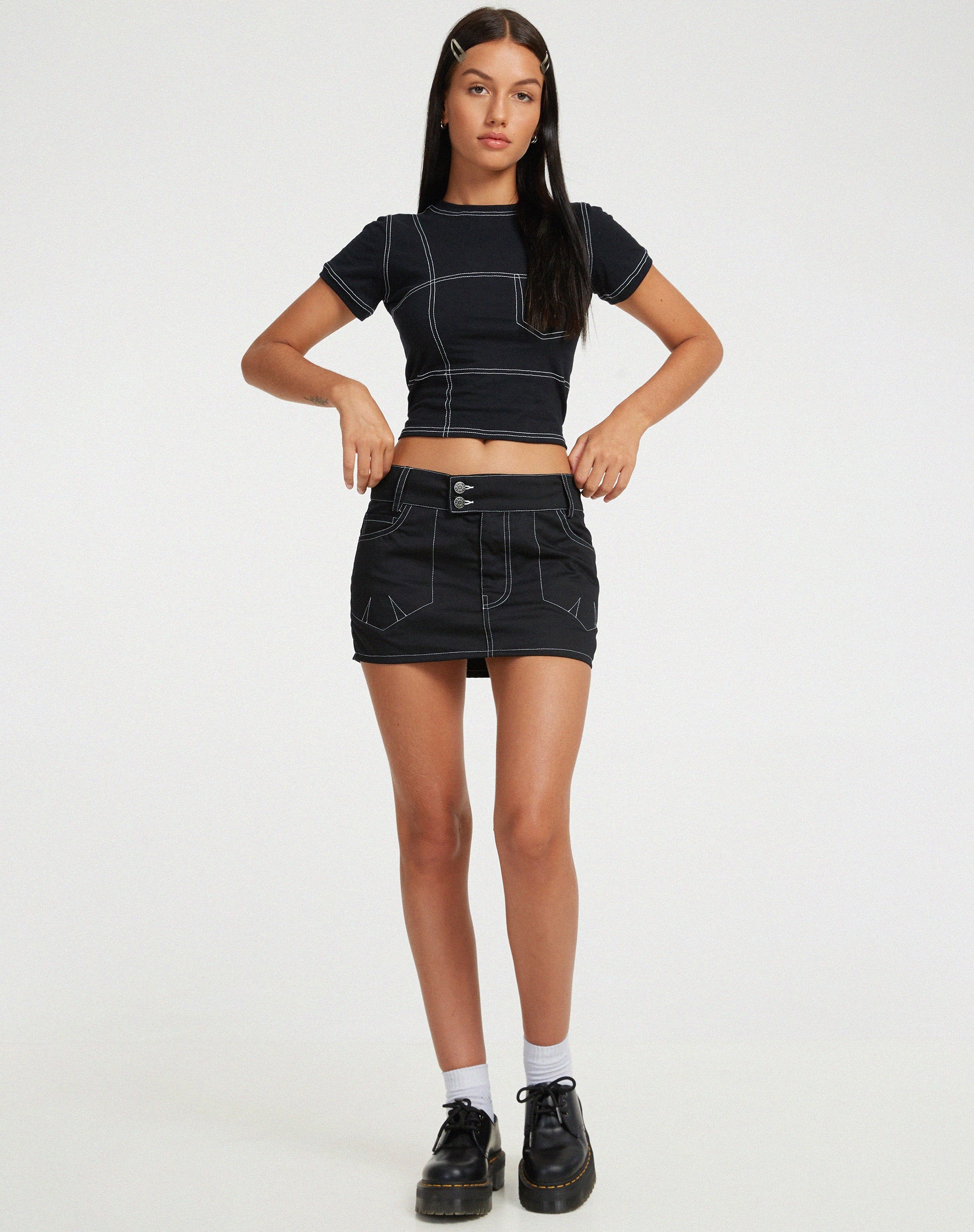 immagine di Shyla Cropped Tee in nero con cuciture bianche