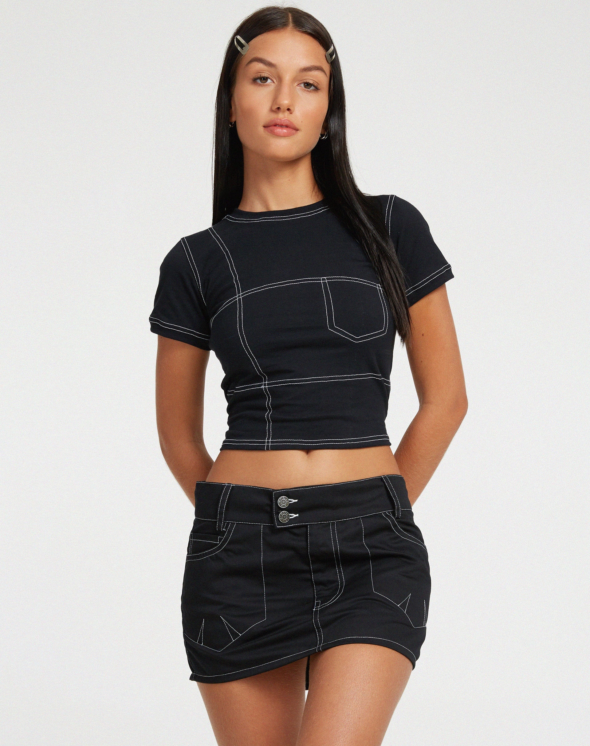 immagine di Shyla Cropped Tee in nero con cuciture bianche