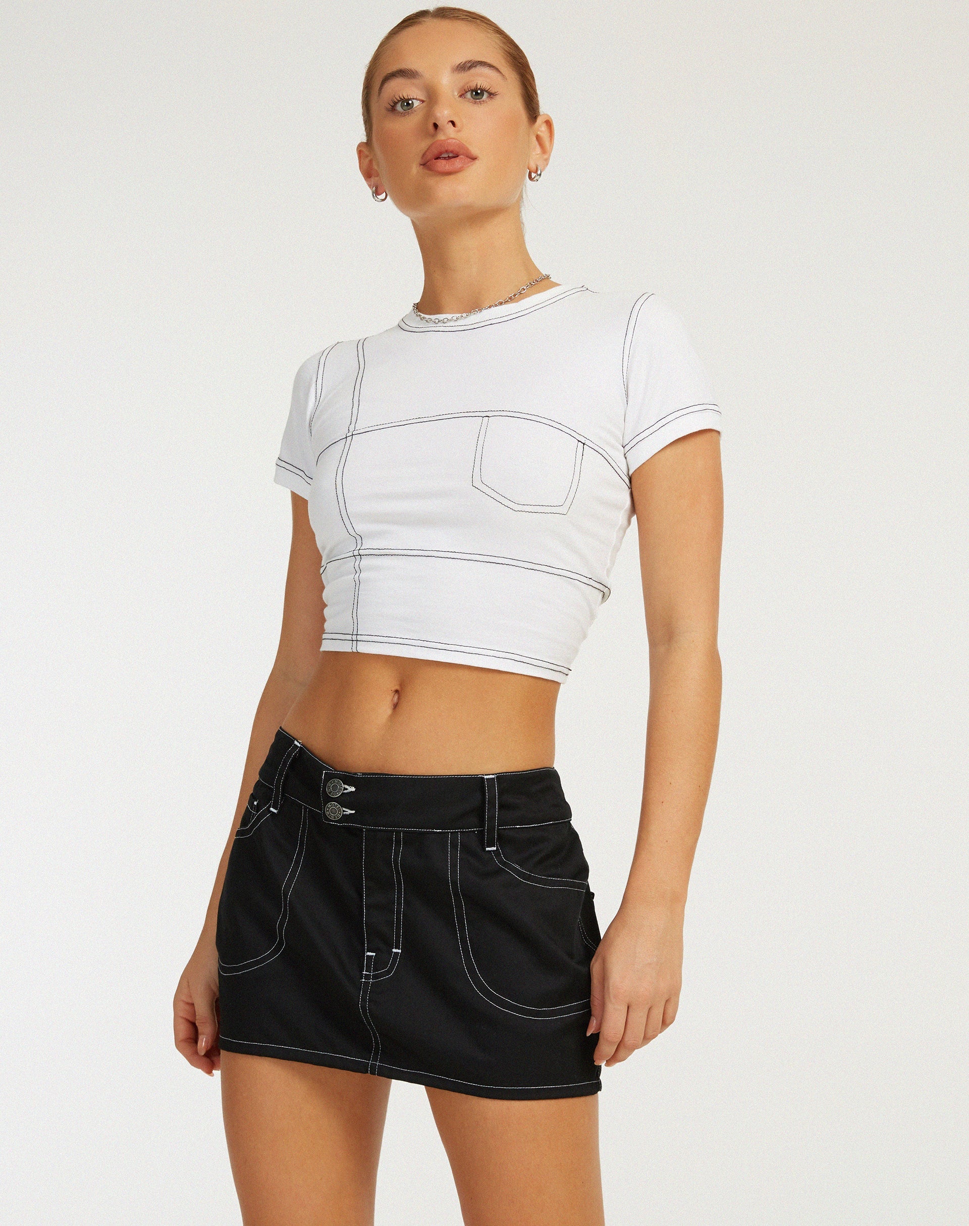 immagine di Shyla Cropped Tee in bianco con cuciture nere