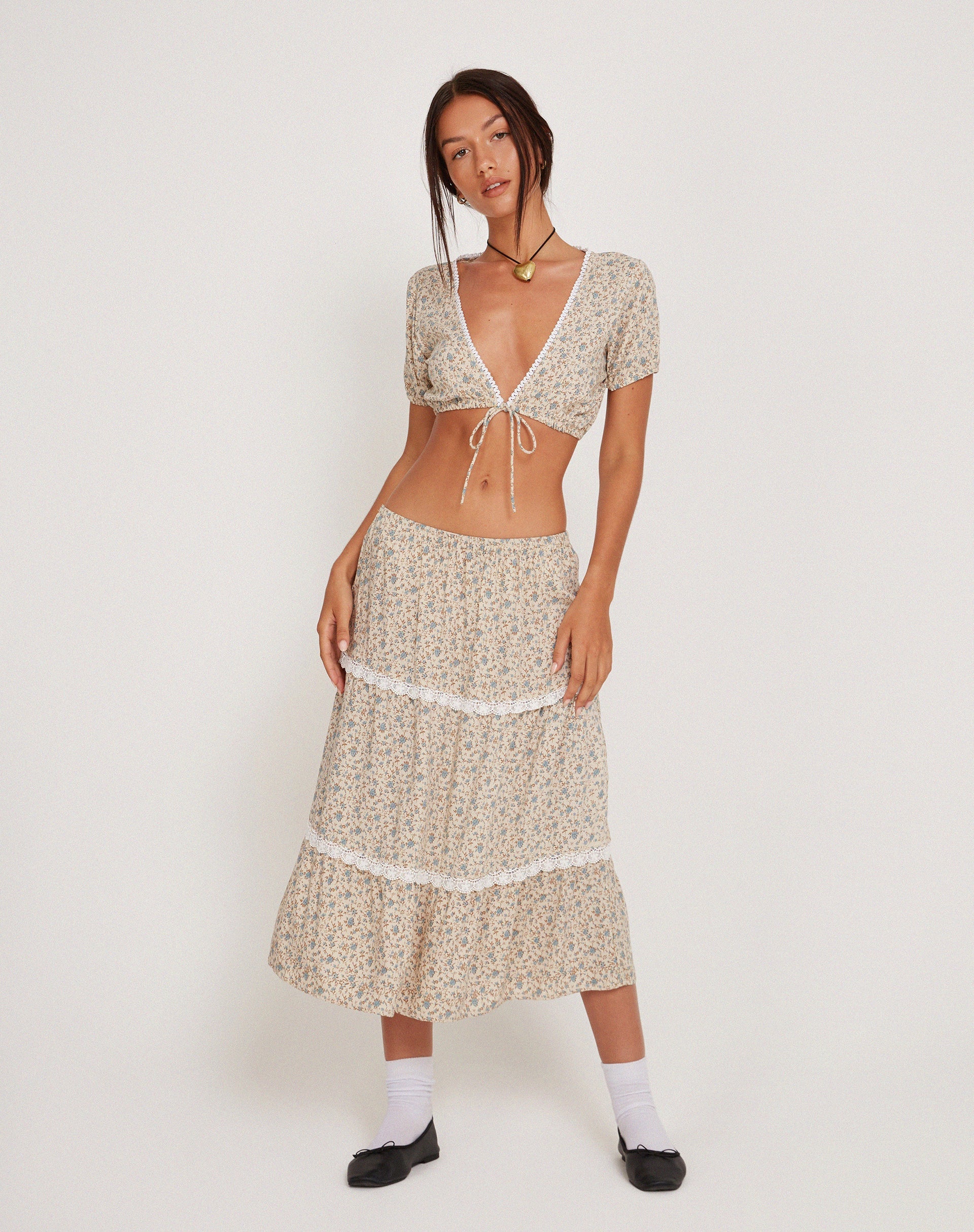 Immagine di Skise Tie Front Crop Top in blu antico e avorio floreale