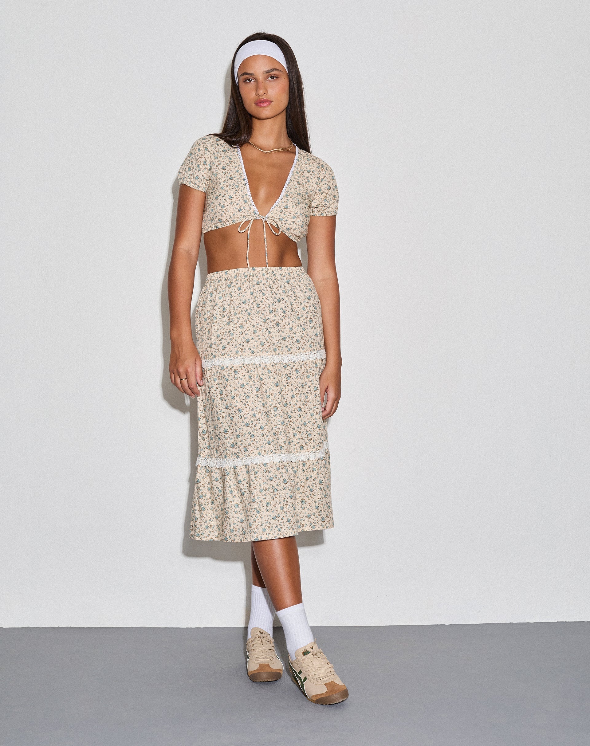 Immagine di Skise Tie Front Crop Top in blu antico e avorio floreale