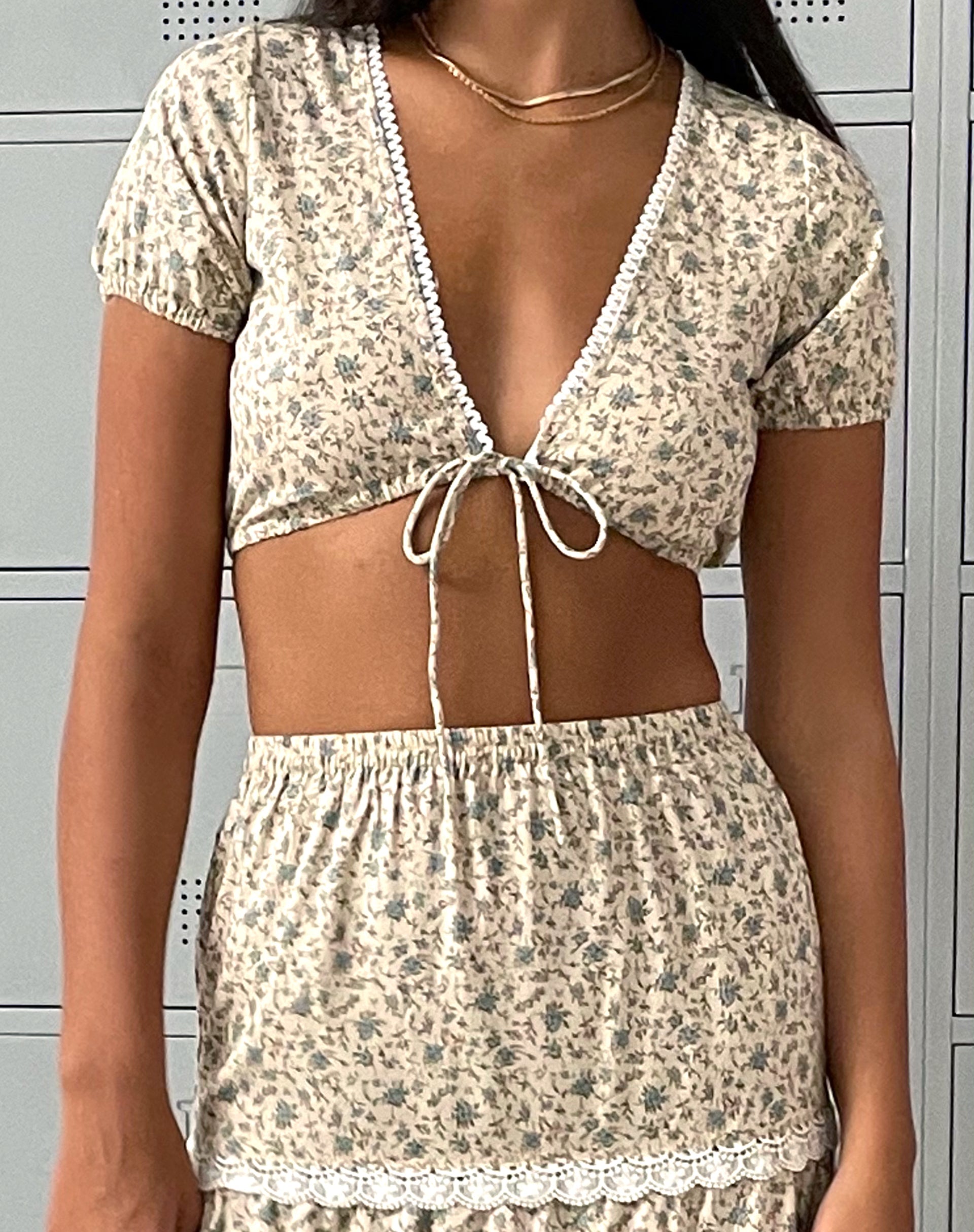 Immagine di Skise Tie Front Crop Top in blu antico e avorio floreale
