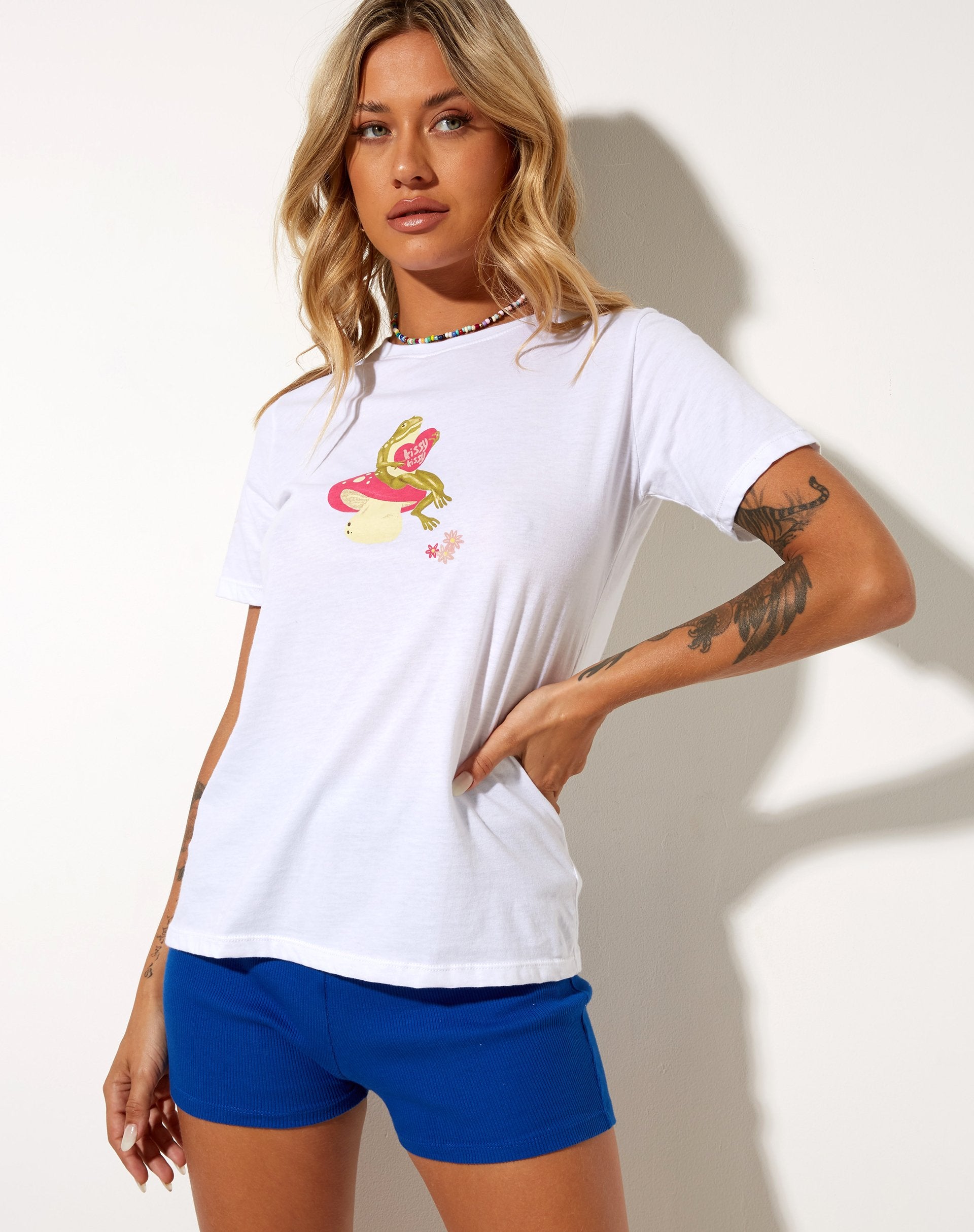 Immagine della t-shirt slim fit in bianco Kissing Frog
