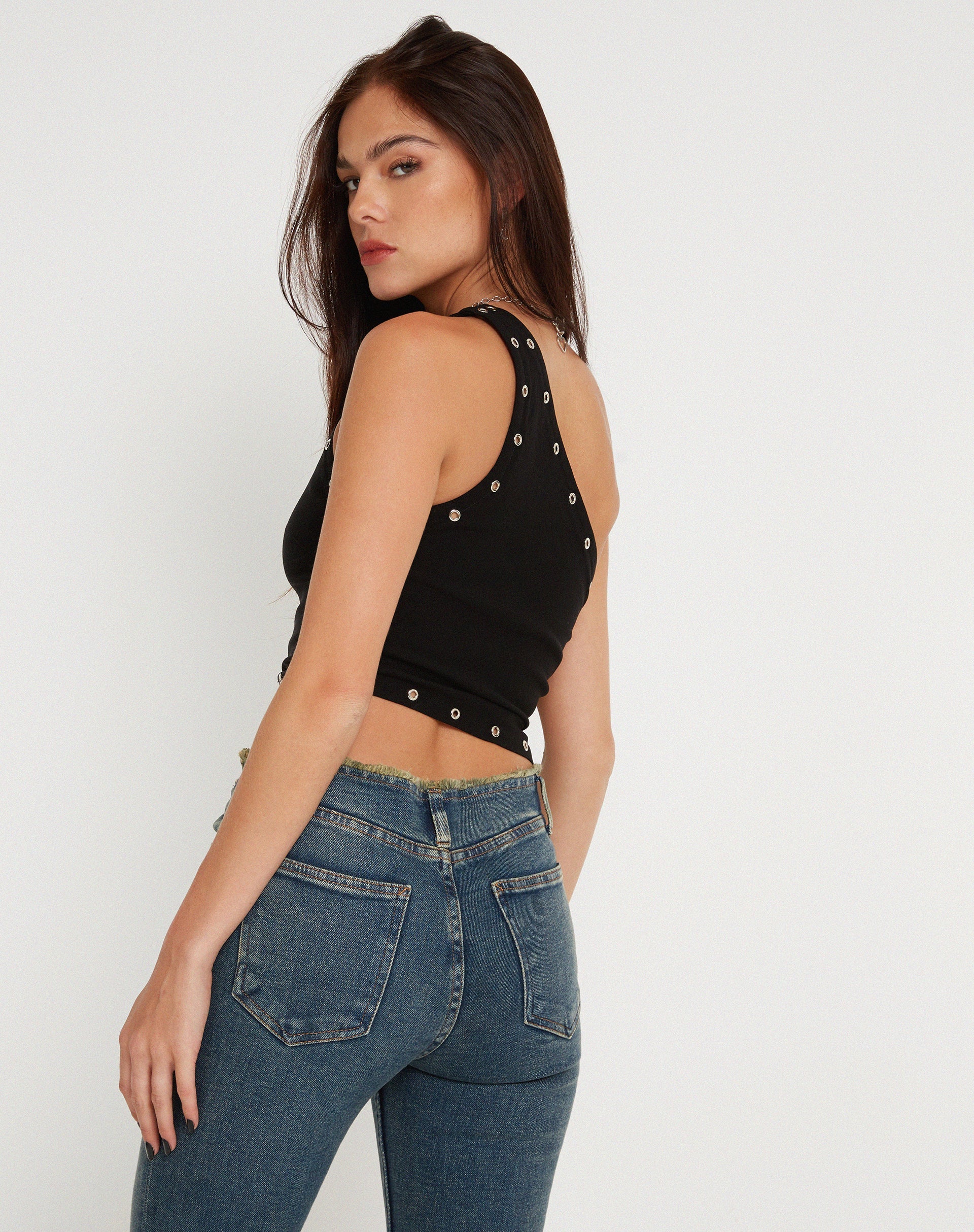 Immagine di Soyuna Crop Top asimmetrico nero con occhiello