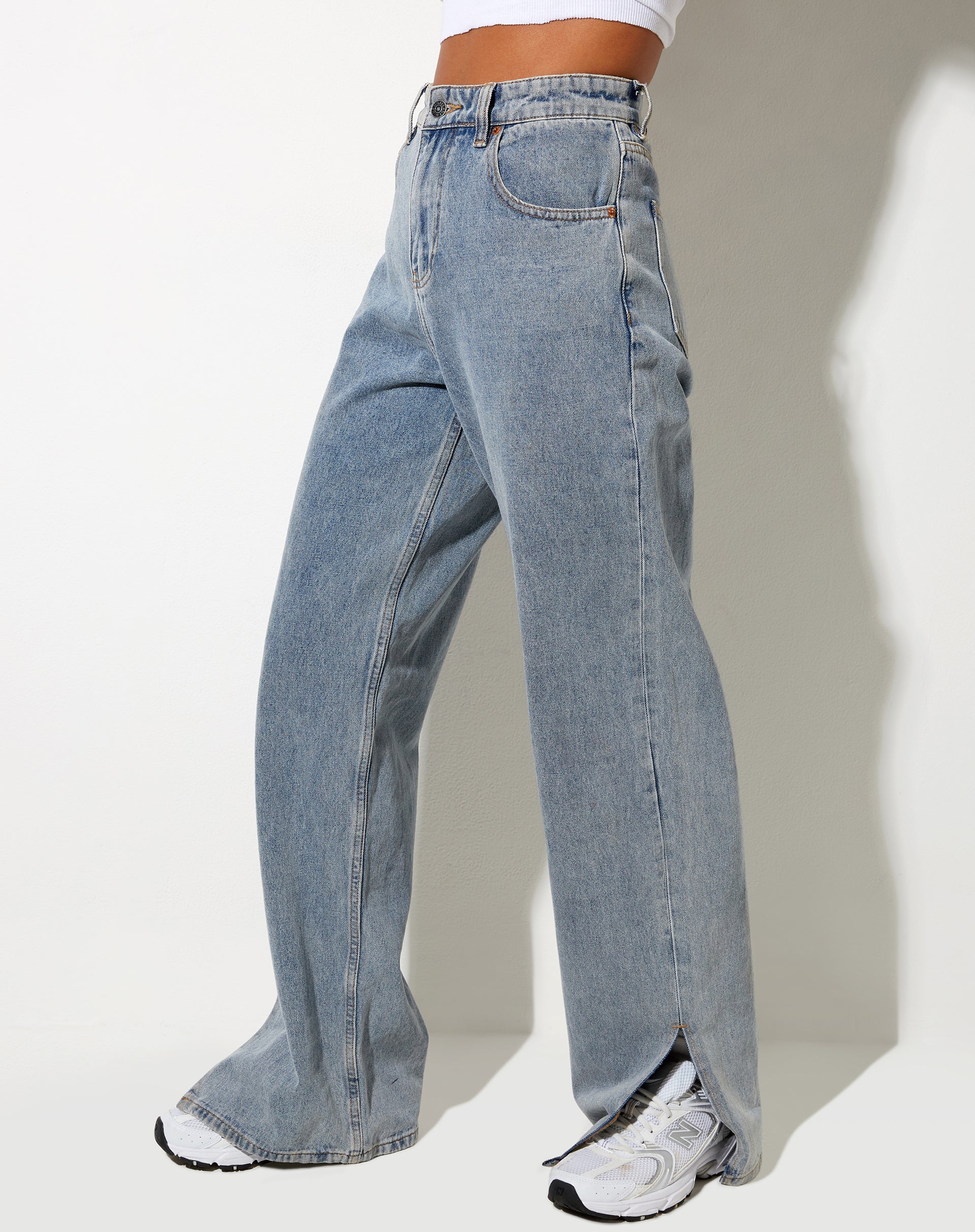 Immagine dei jeans Split Parallel con lavaggio blu chiaro