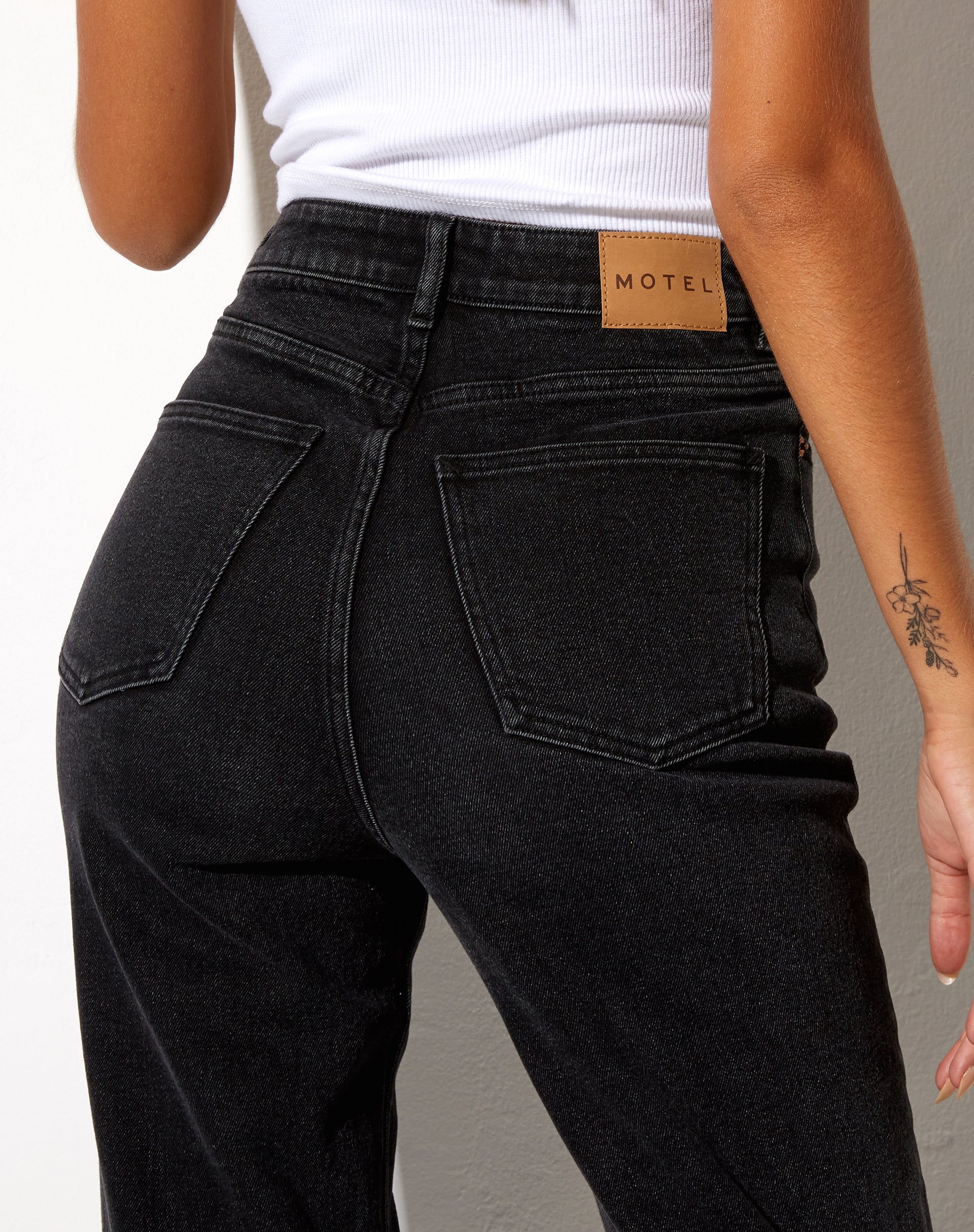 Immagine di Jeans a gamba dritta con lavaggio nero