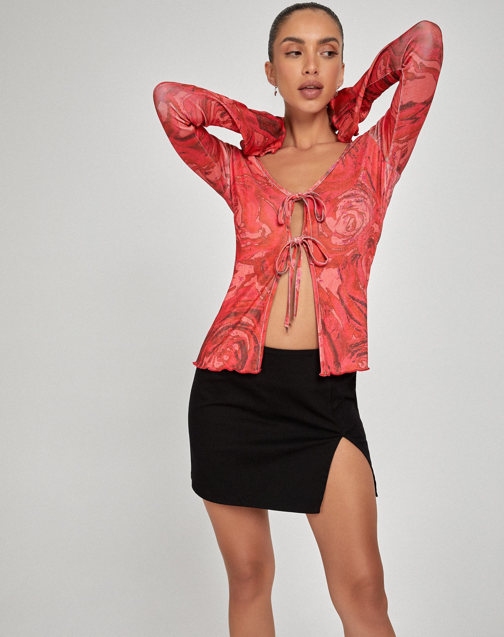 Sujata Cardi in rosso petalo di rosa