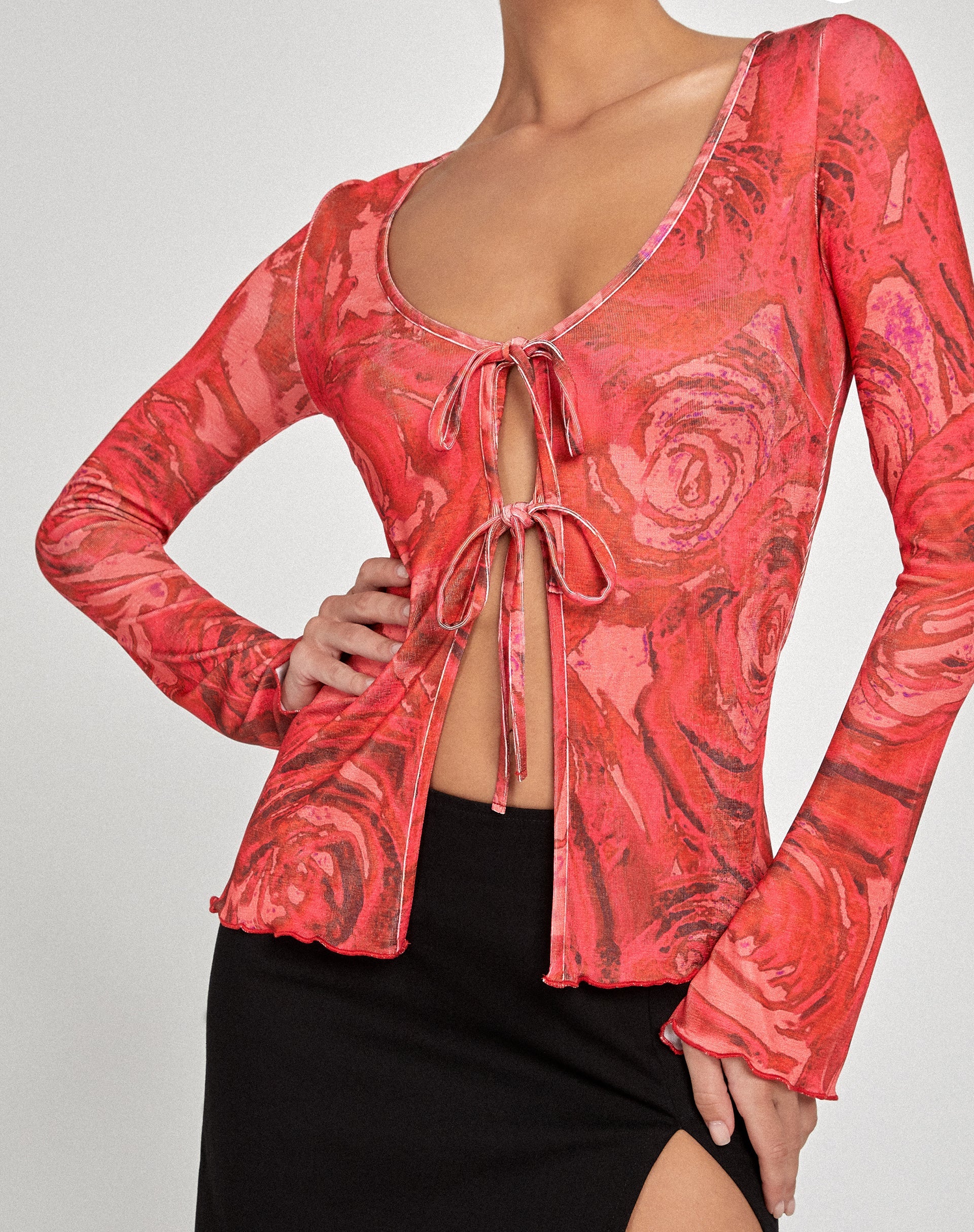 Sujata Cardi in rosso petalo di rosa