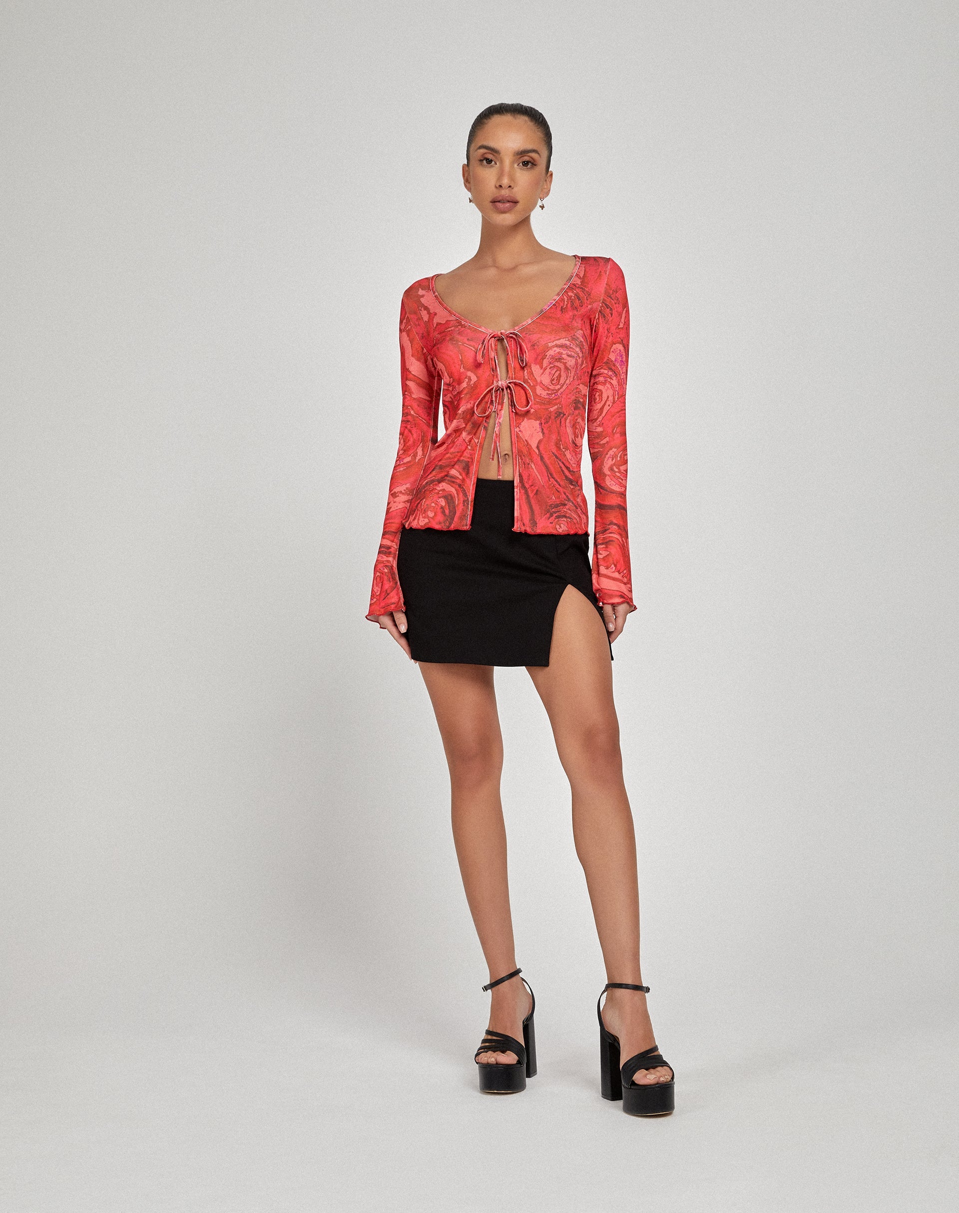 Sujata Cardi in rosso petalo di rosa