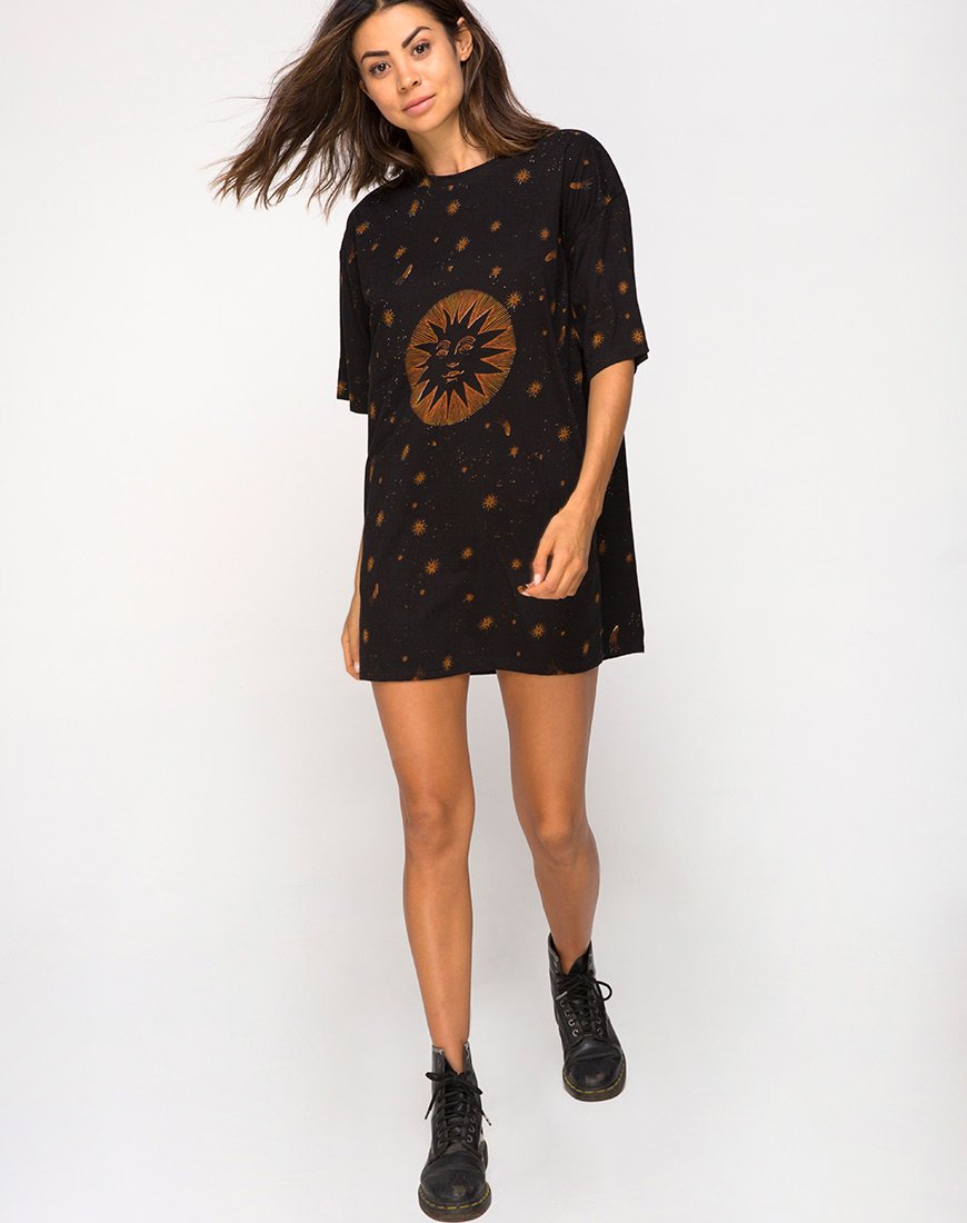 Immagine di Sunny Kiss Tee in Celestial Black Placement