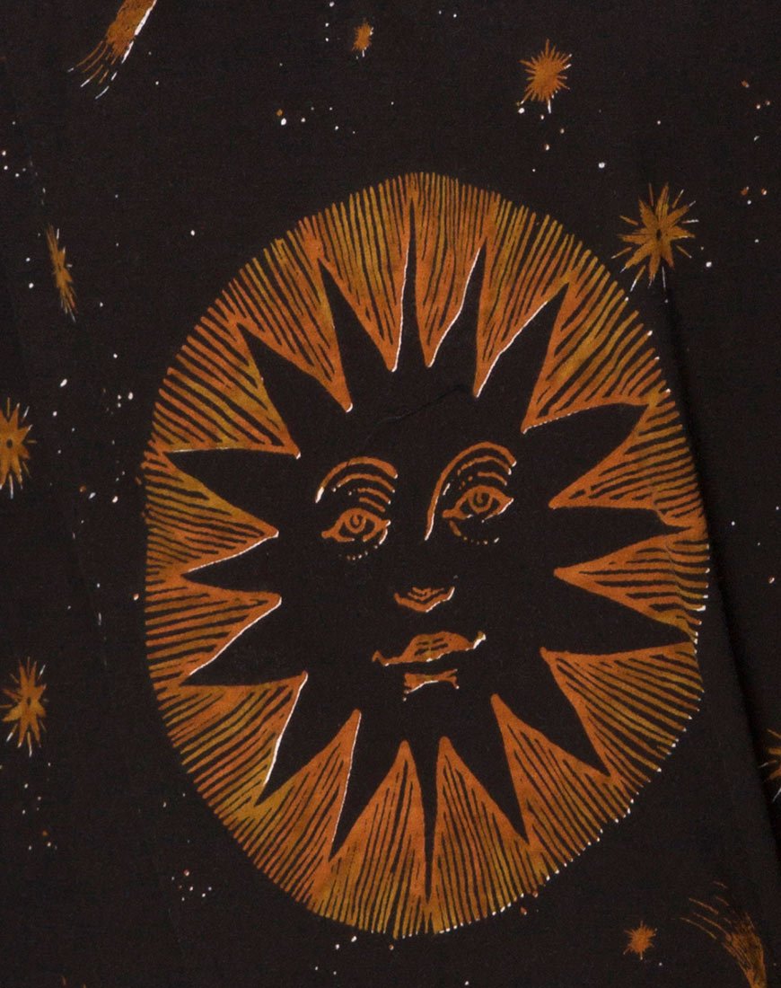 Immagine di Sunny Kiss Tee in Celestial Black Placement