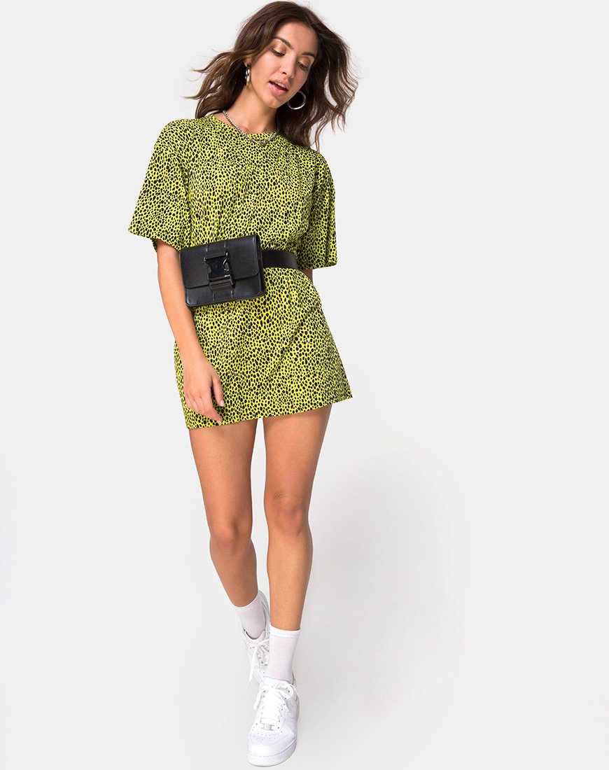 Immagine della t-shirt oversize Sunny Kiss in giallo gatto selvatico X Princess Polly