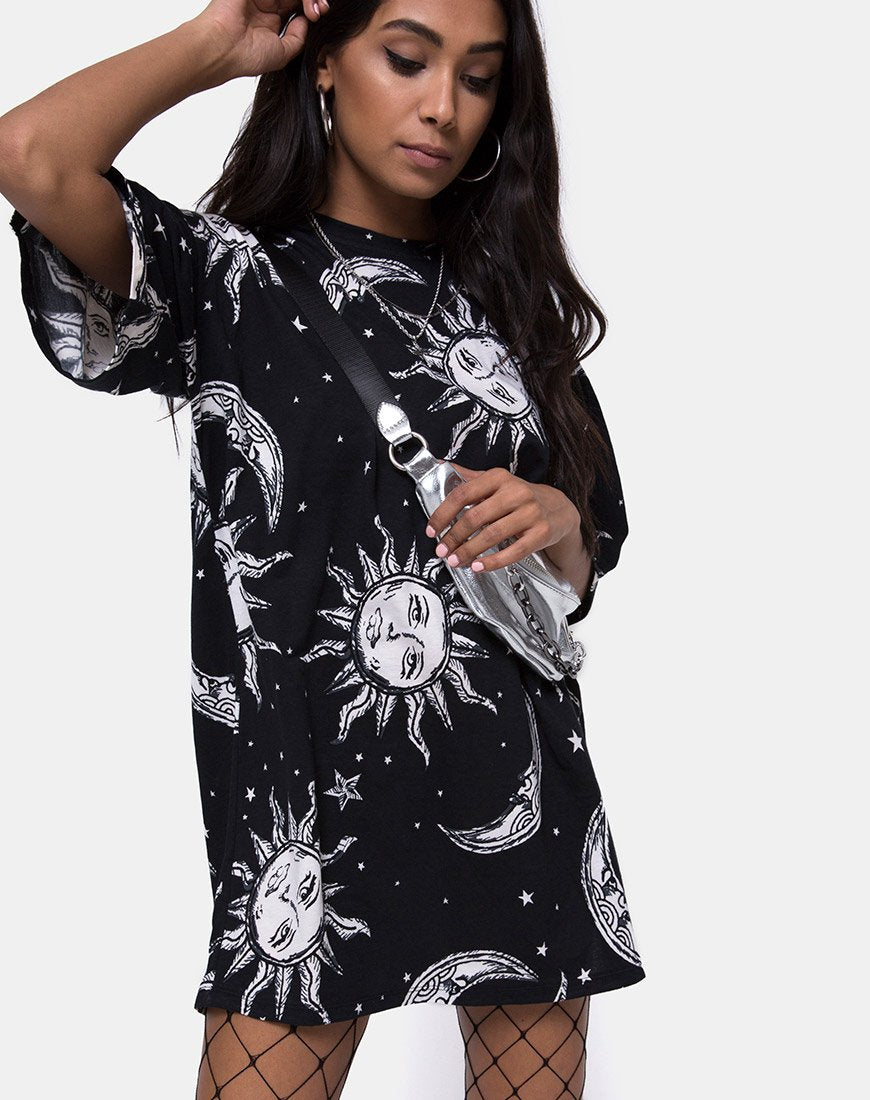 Immagine della t-shirt Sunny Kiss in versione oversize Sole, Luna e Stelle