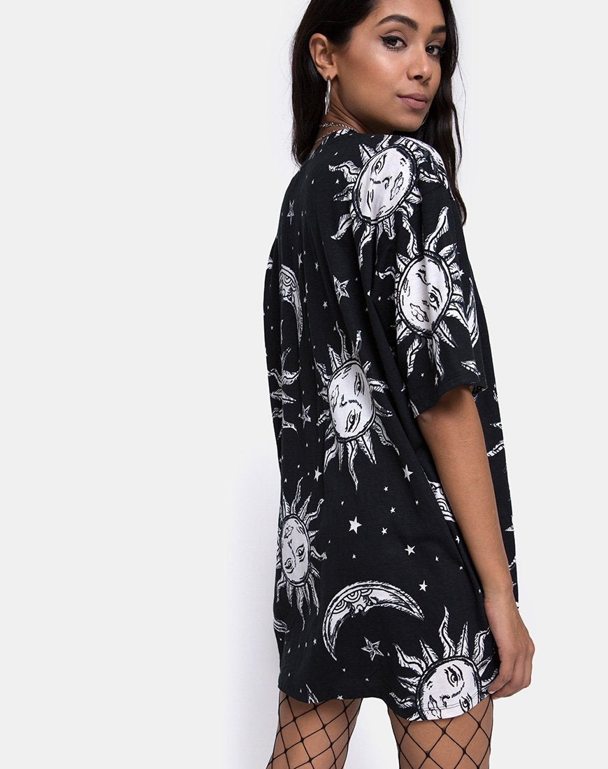 Immagine della t-shirt Sunny Kiss in versione oversize Sole, Luna e Stelle