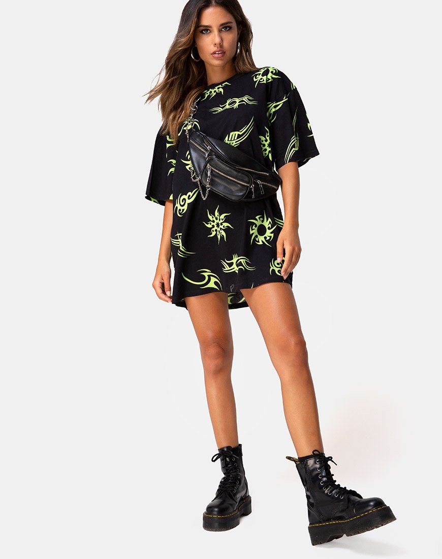 Immagine di Sunny Kiss Tee in nero con ripetizioni tribali