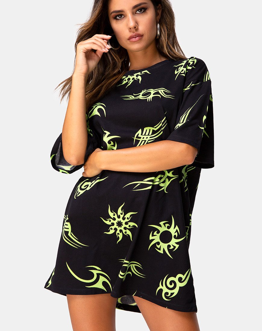 Immagine di Sunny Kiss Tee in nero con ripetizioni tribali