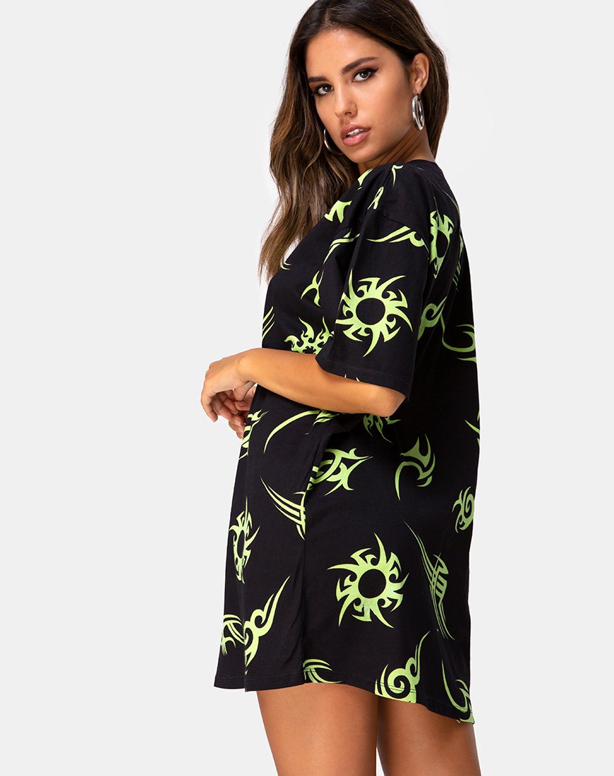 Immagine di Sunny Kiss Tee in nero con ripetizioni tribali