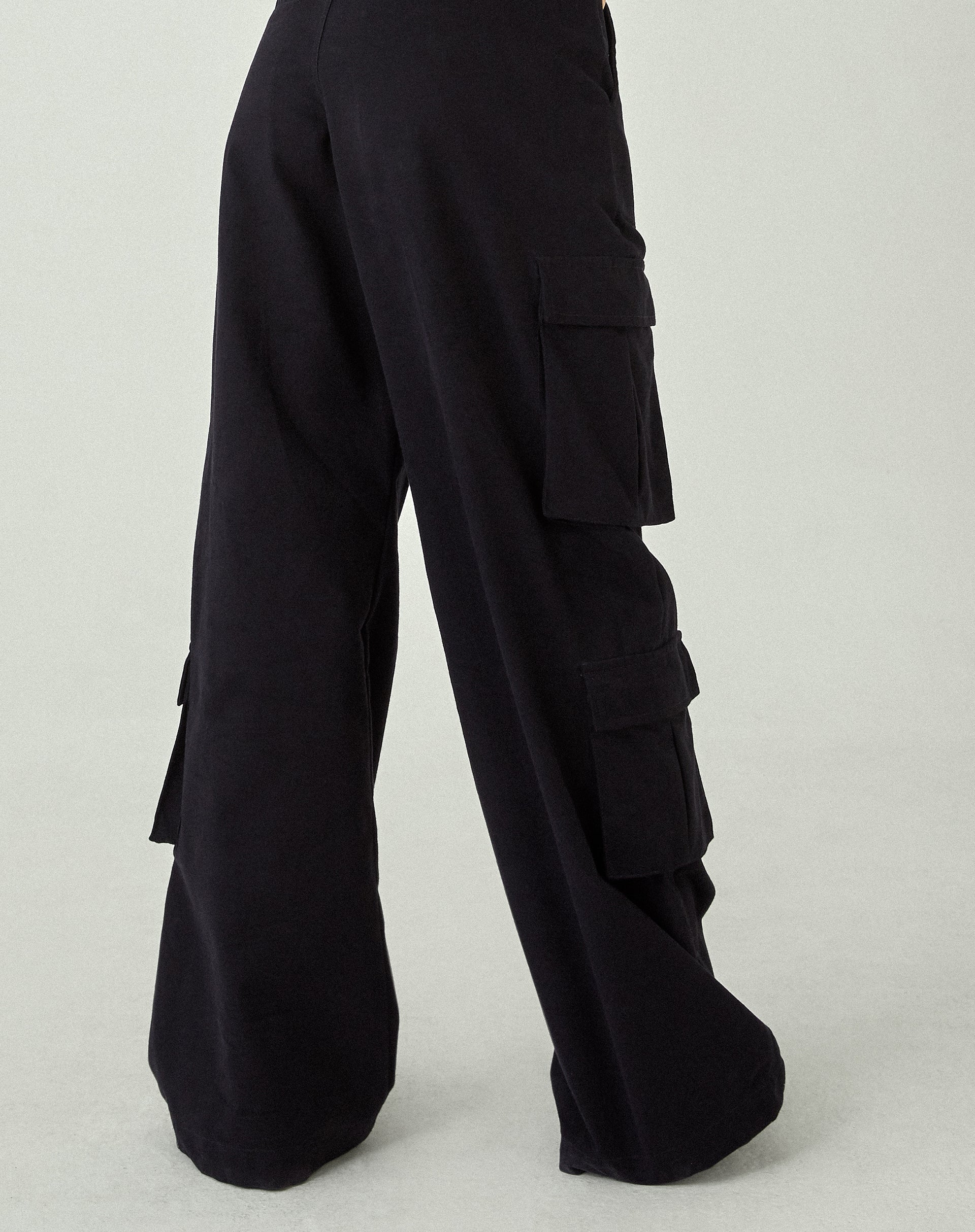 immagine di MOTEL X JACQUIE Shan Pantaloni a gamba larga in nero