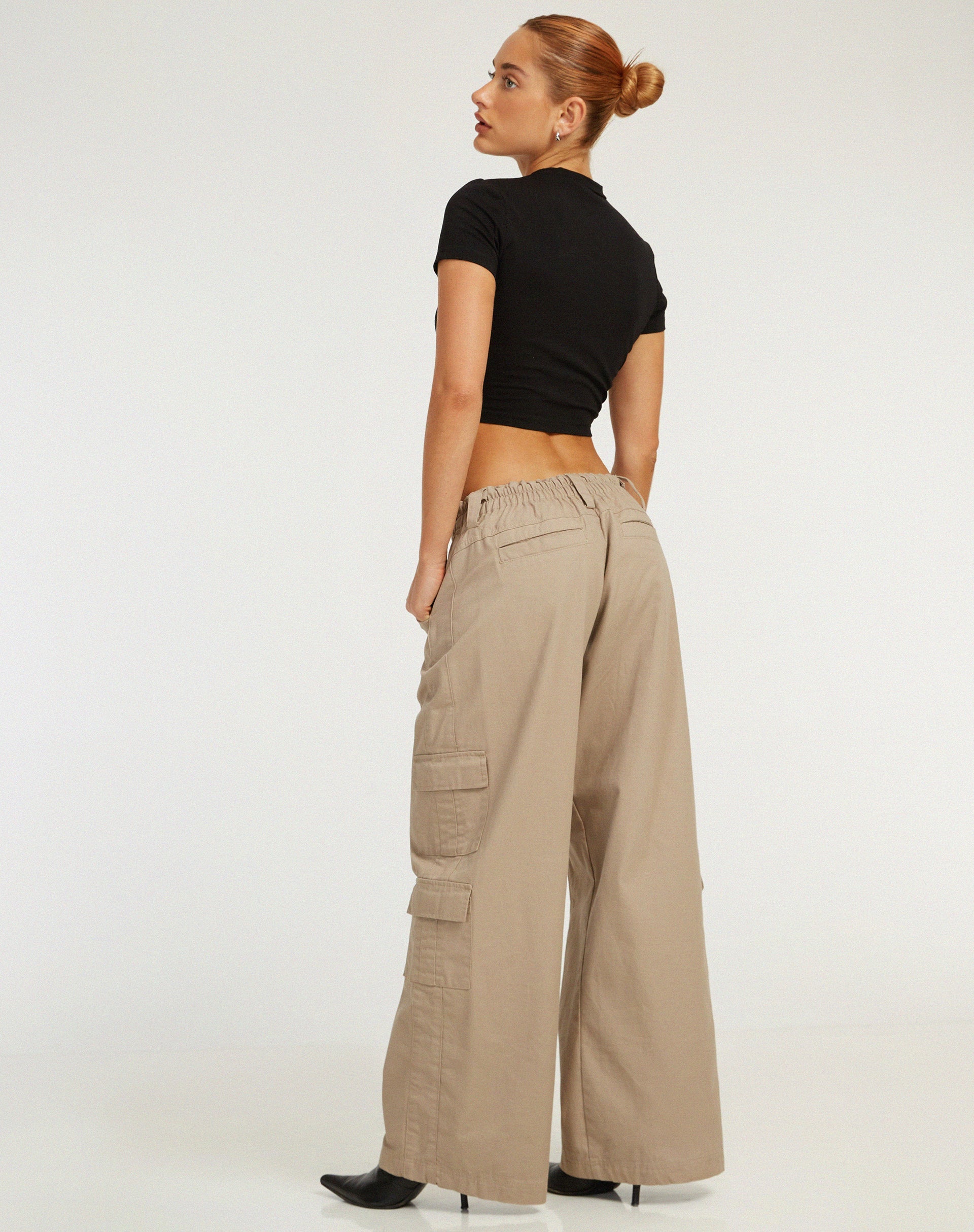 immagine di Surtila Crop Top in nero 2000 Hotfix Diamante
