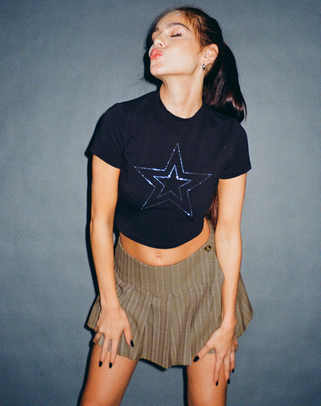 Surtila Crop Top in nero con diamanti a stella Hotfix
