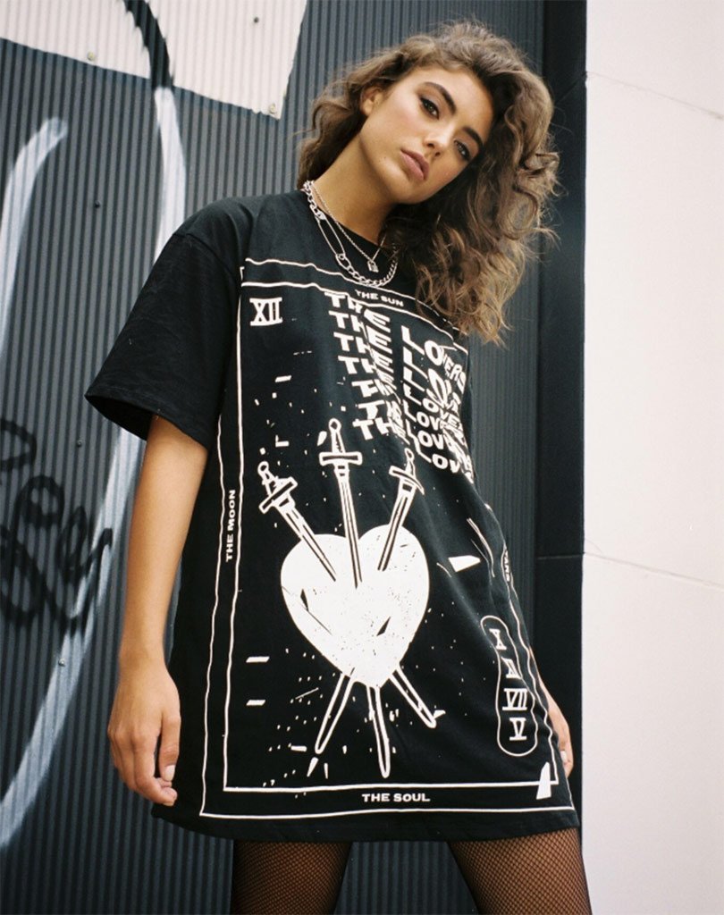 Immagine di Sunny Kiss Tee in the Sun, Lover and Soul