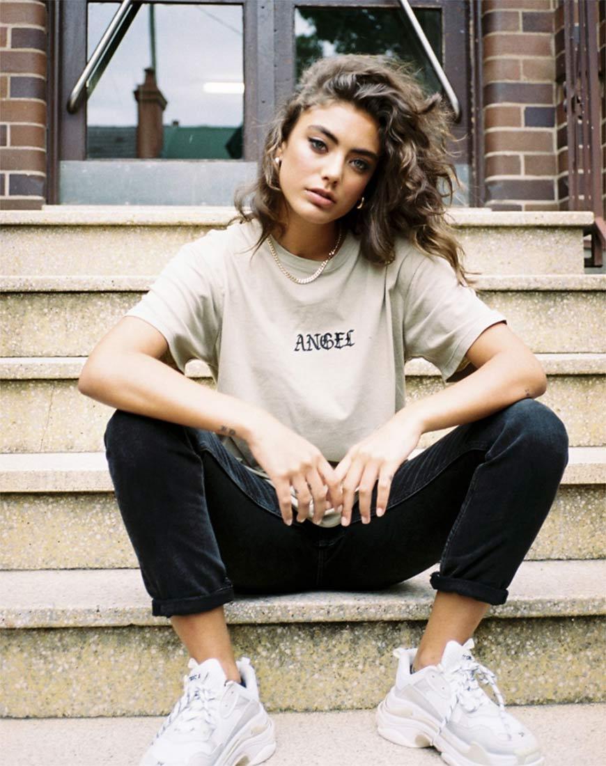 Immagine della t-shirt oversize Basic Tan con ricamo Angelo