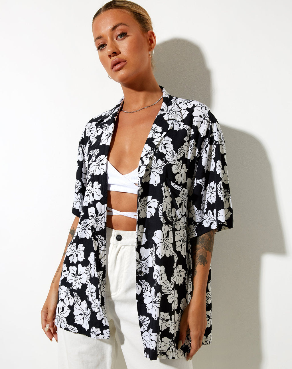 Camicia Taelsa in bianco e nero per le vacanze